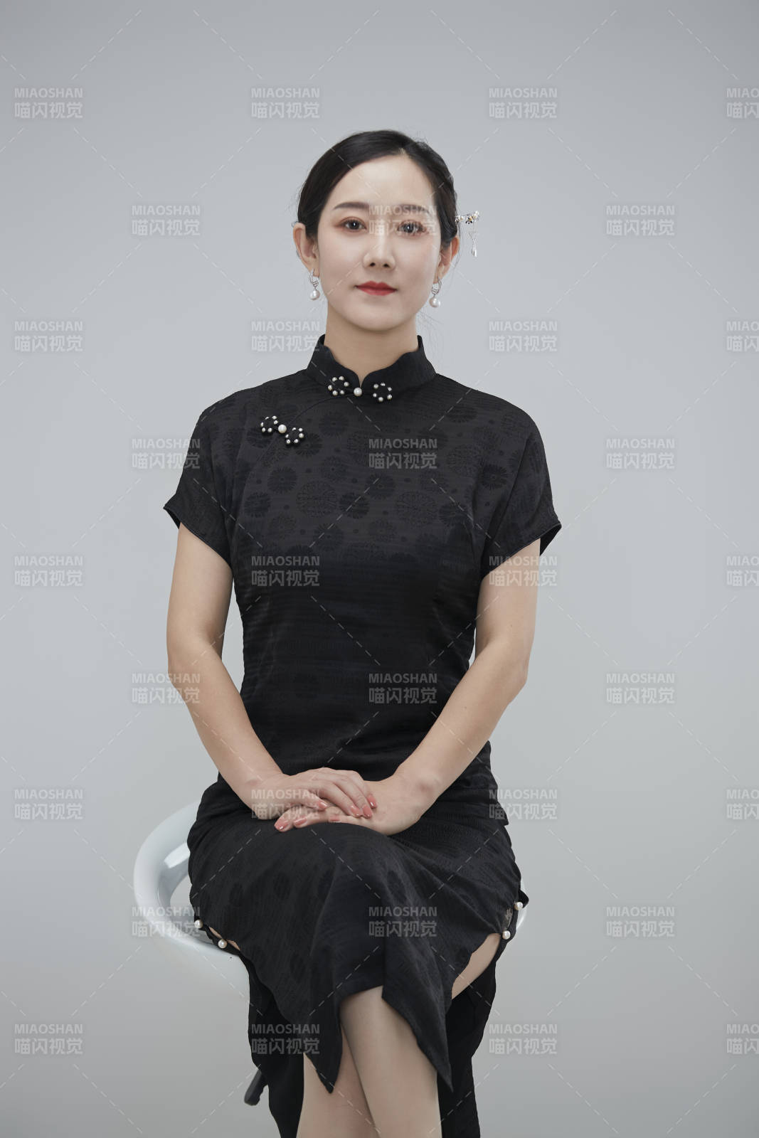 穿著中式旗袍的亞洲成年女性