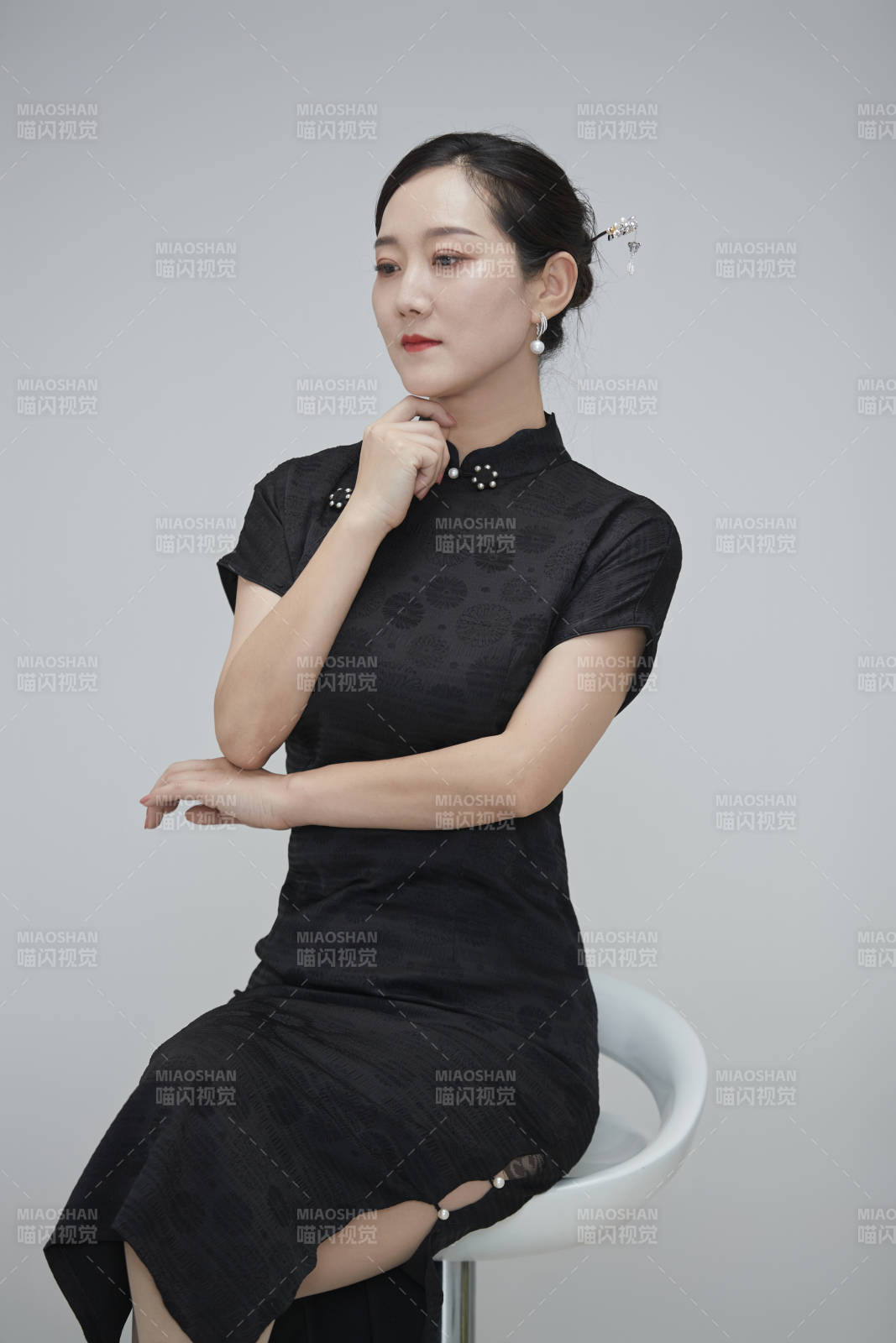 穿著中式旗袍的亞洲成年女性