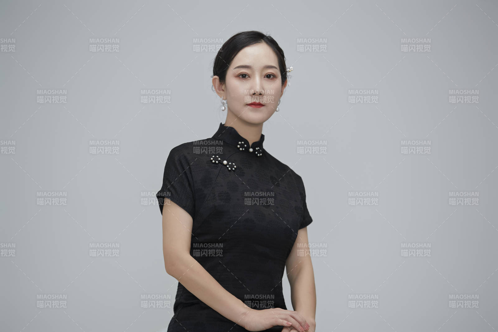 穿著中式旗袍的亞洲成年女性