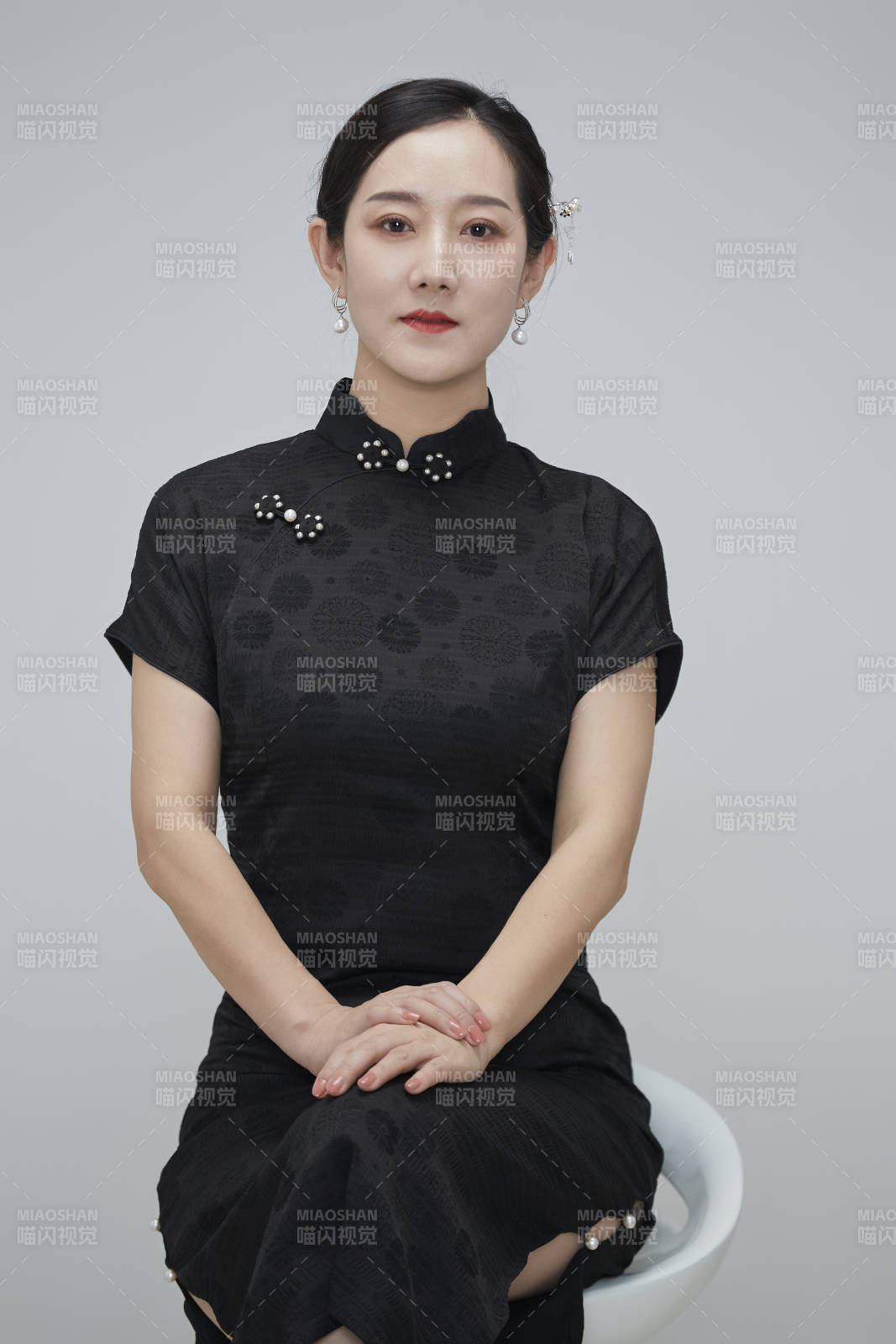 穿著中式旗袍的亞洲成年女性