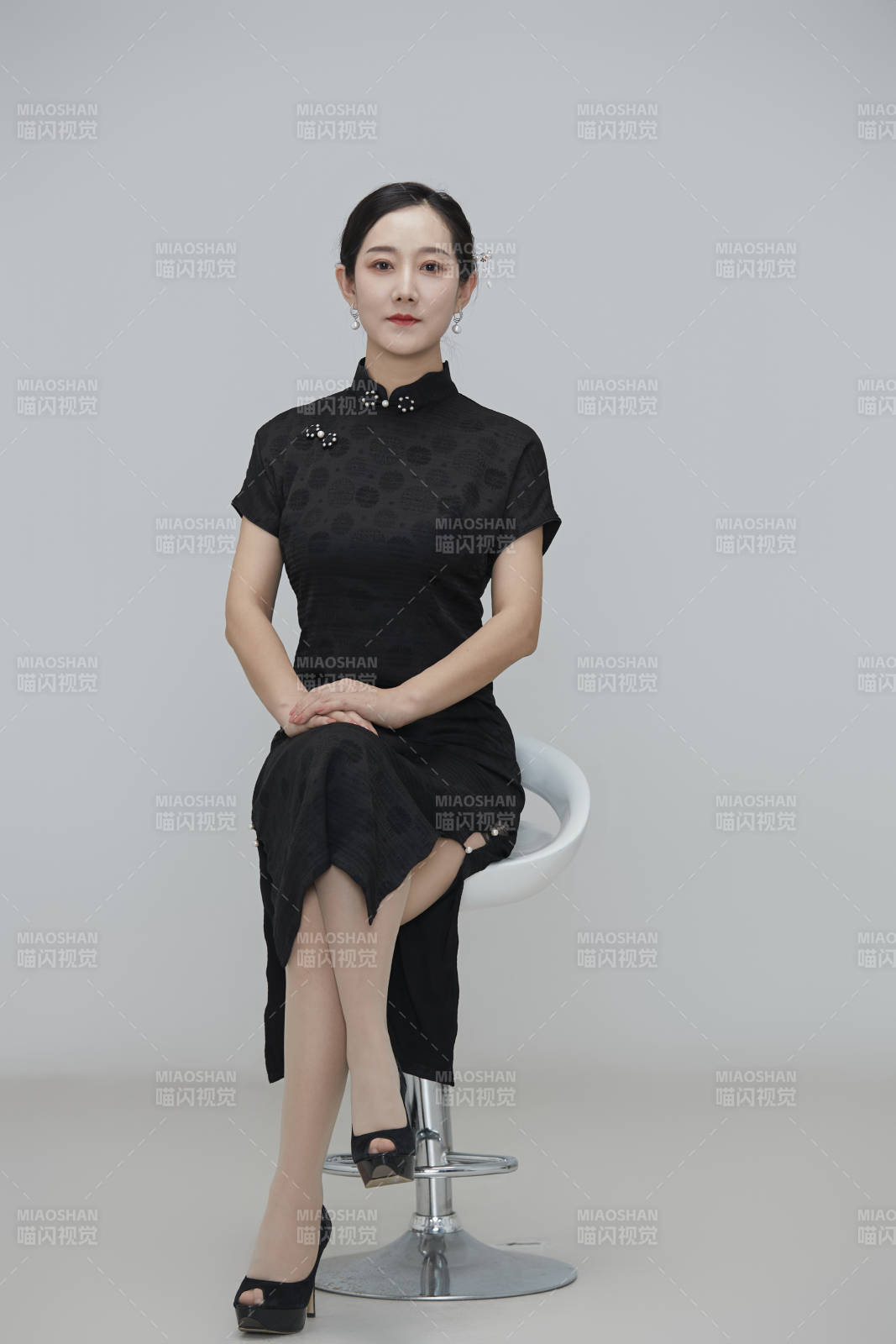 穿著中式旗袍的亞洲成年女性