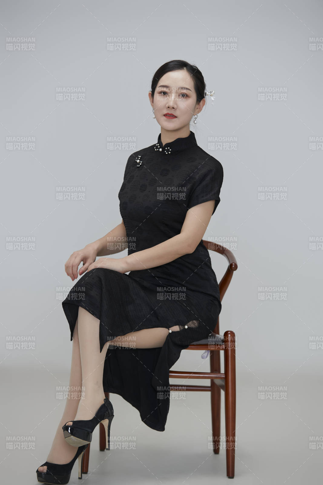 穿著中式旗袍的亞洲成年女性