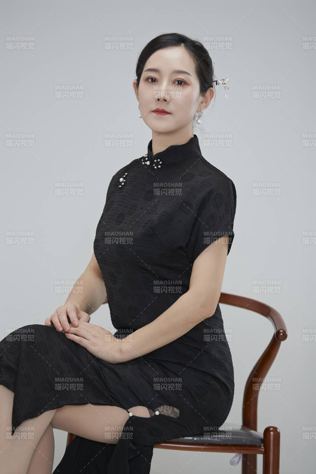 穿著中式旗袍的亞洲成年女性