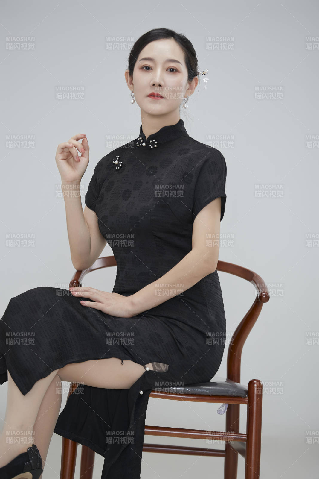 穿著中式旗袍的亞洲成年女性