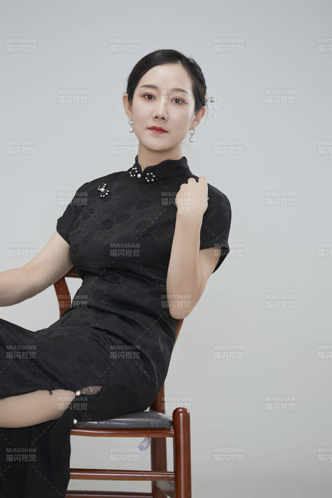 穿著中式旗袍的亞洲成年女性