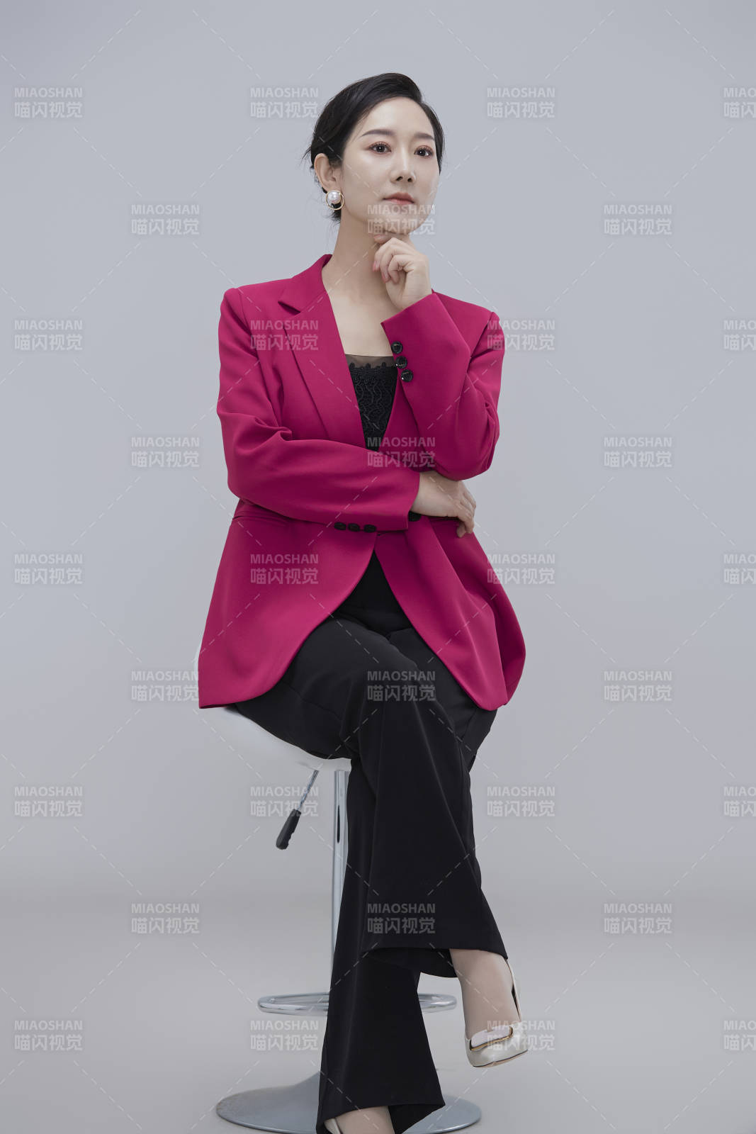 白色背景下職場職業成年女性經理人公關