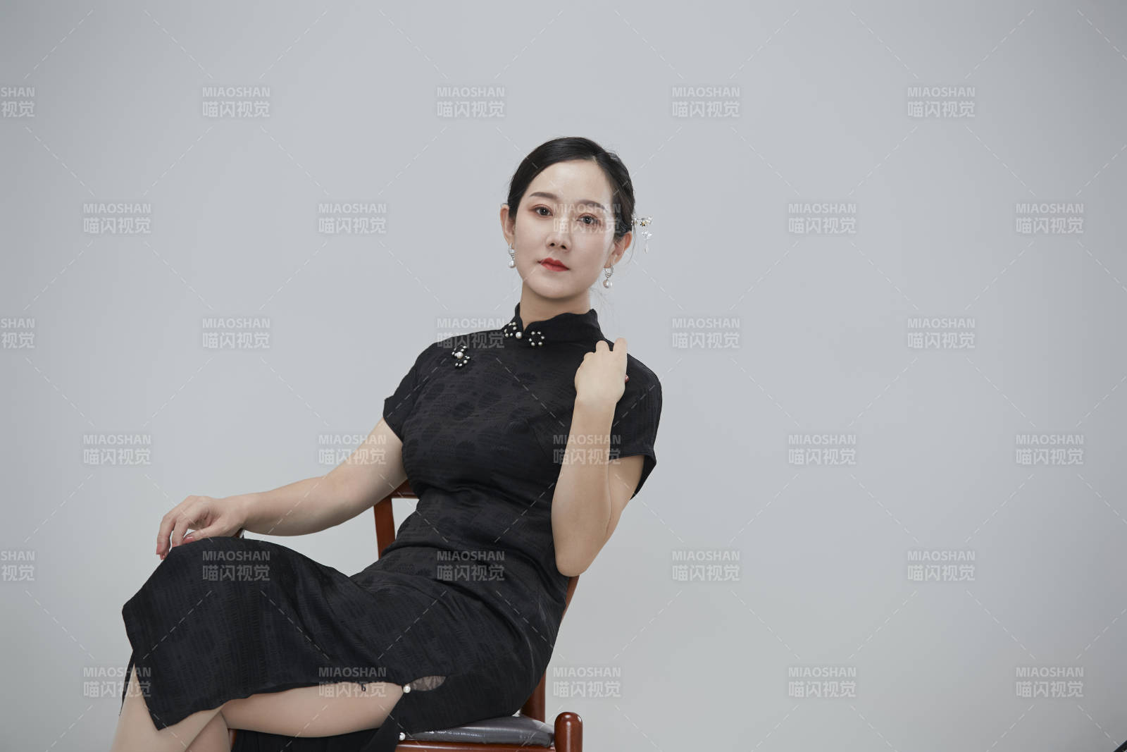 穿著中式旗袍的亞洲成年女性