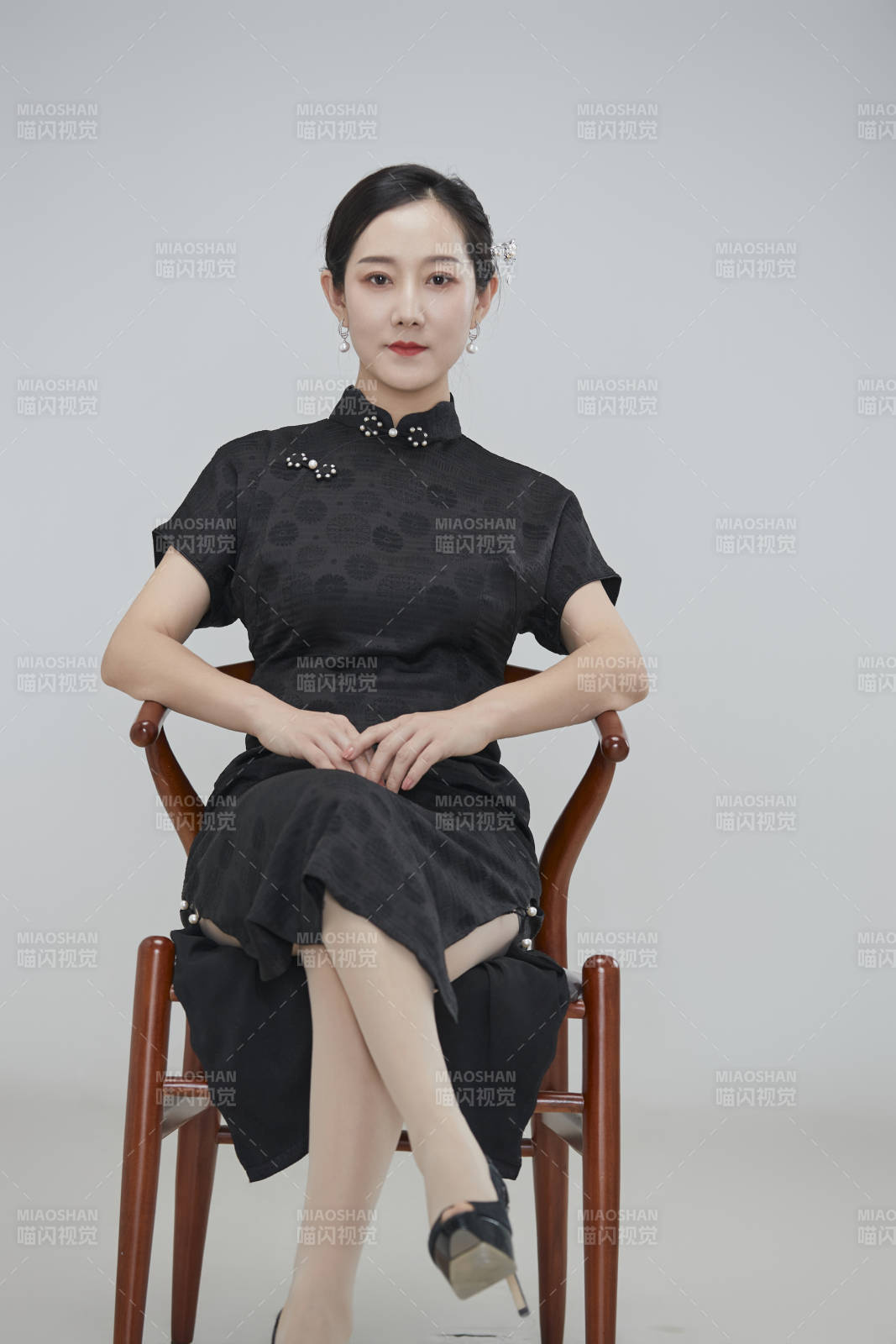 穿著中式旗袍的亞洲成年女性