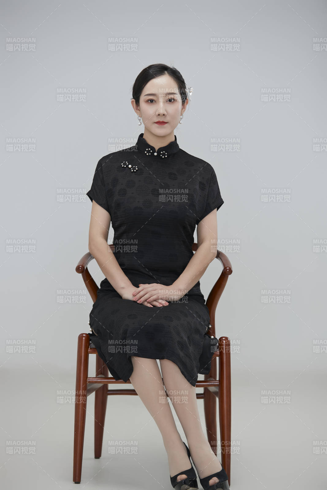 穿著中式旗袍的亞洲成年女性