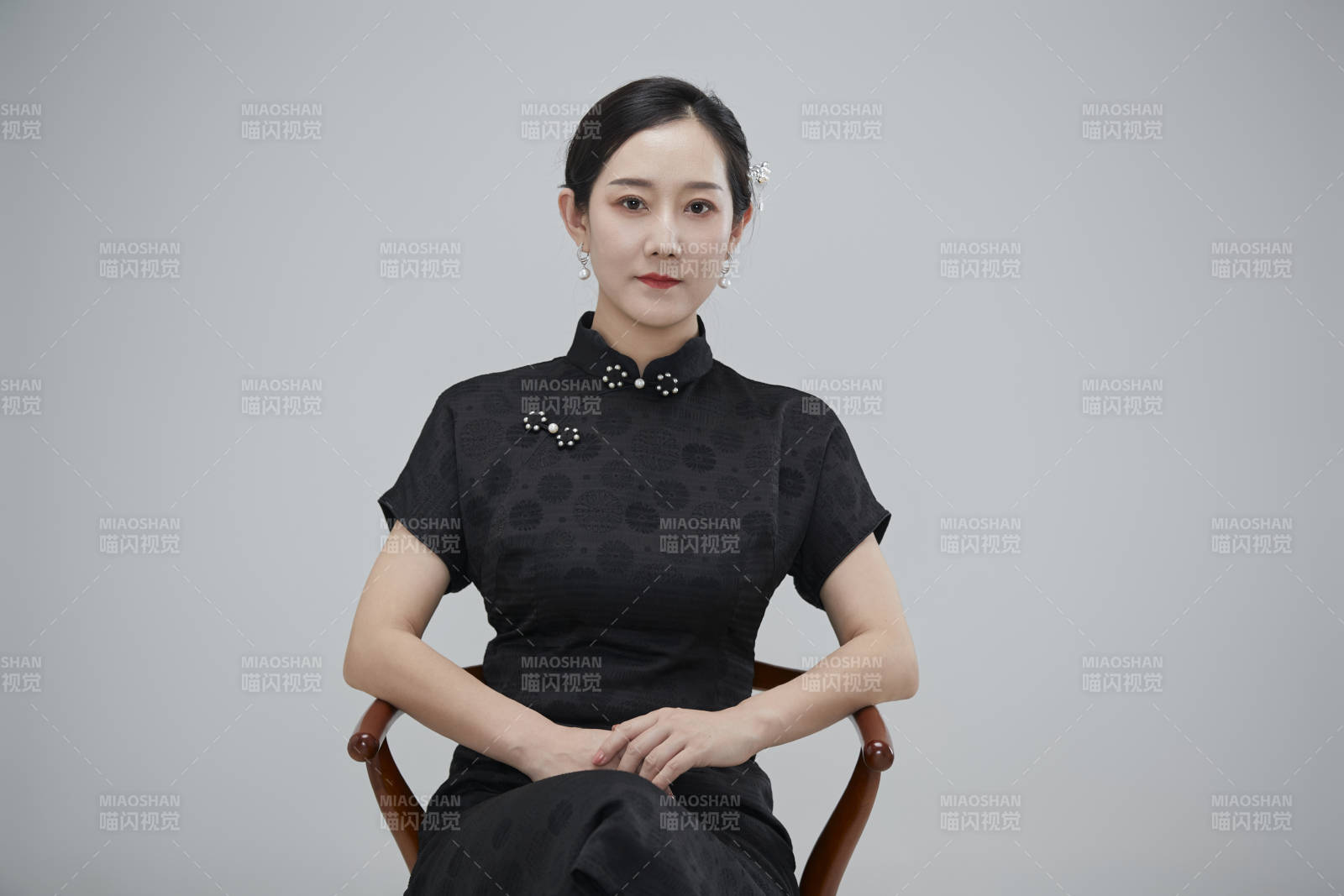 穿著中式旗袍的亞洲成年女性