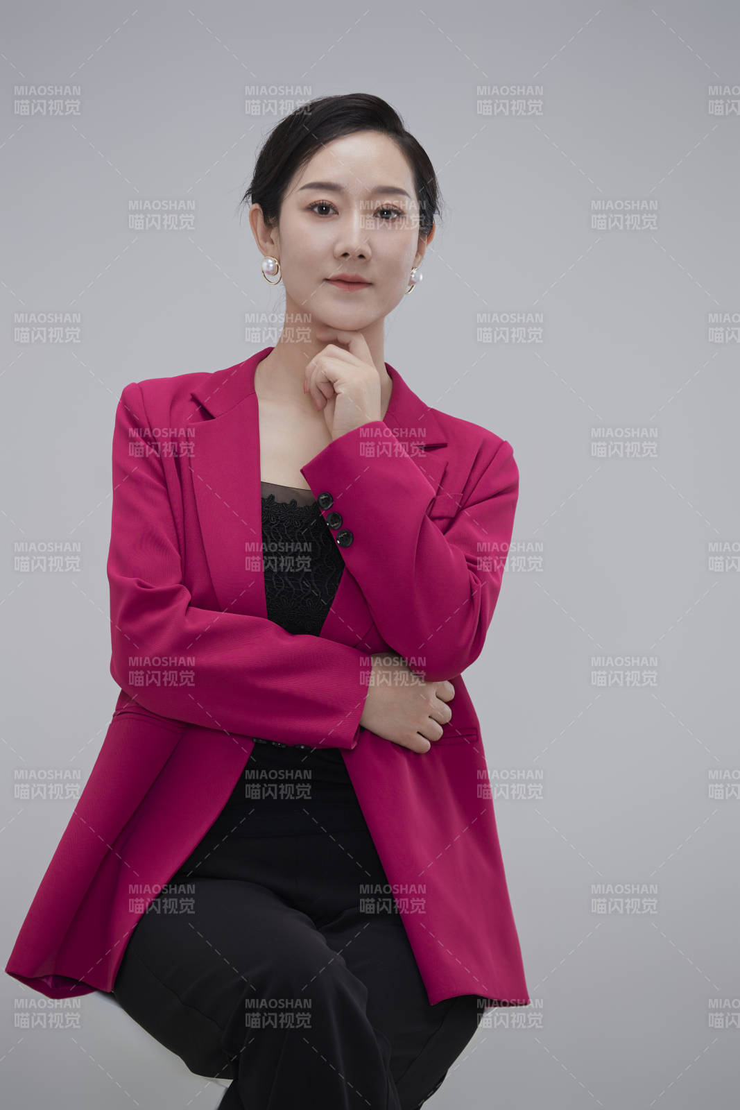 白色背景下職場(chǎng)職業(yè)成年女性經(jīng)理人公關(guān)