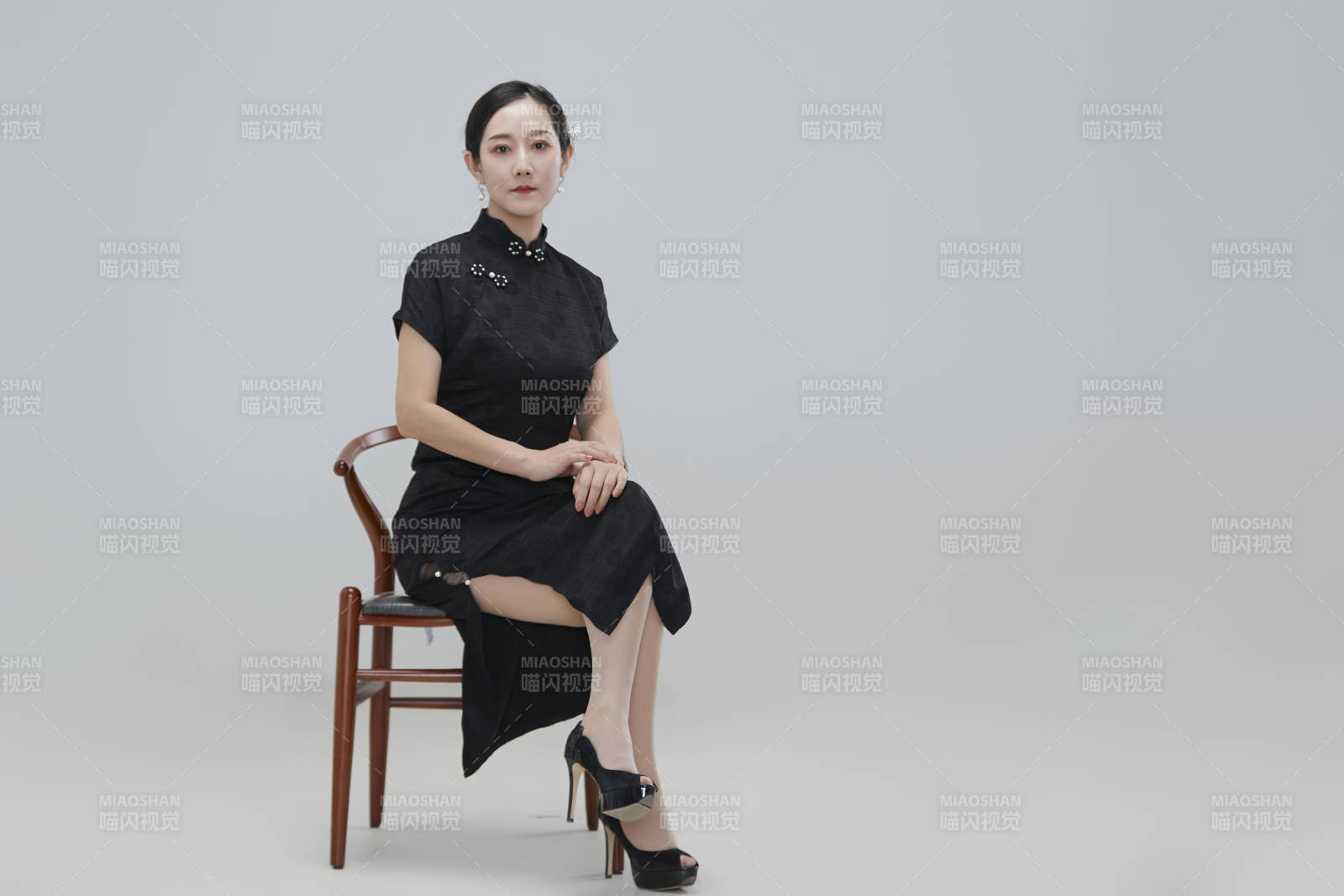 穿著中式旗袍的亞洲成年女性