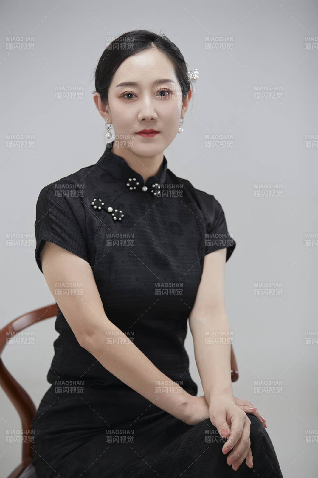 穿著中式旗袍的亞洲成年女性