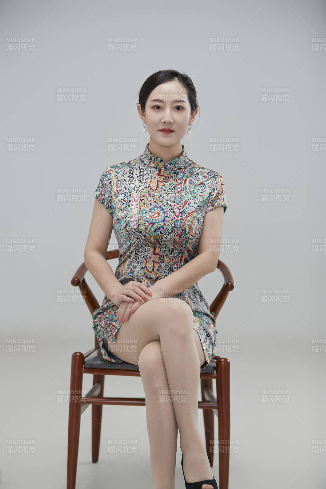 穿著中式旗袍的亞洲成年女性