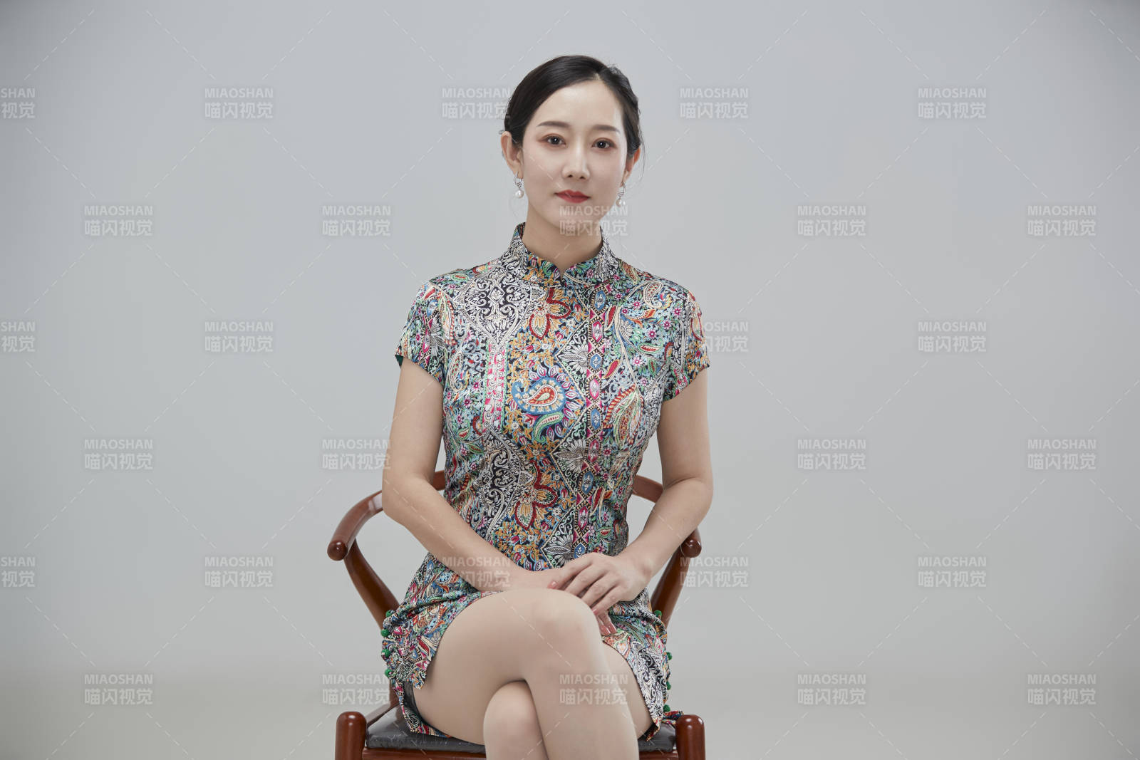 穿著中式旗袍的亞洲成年女性