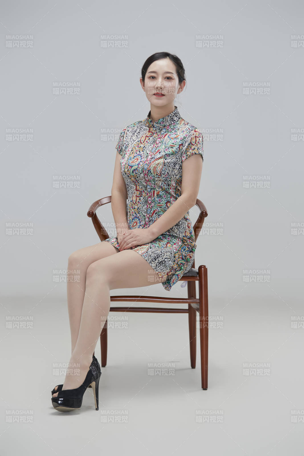 穿著中式旗袍的亞洲成年女性