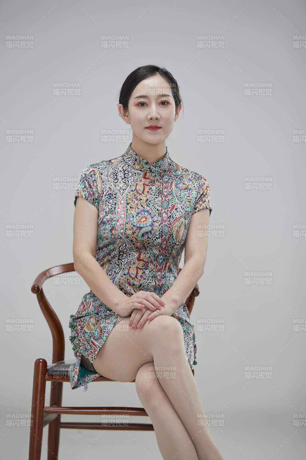 穿著中式旗袍的亞洲成年女性