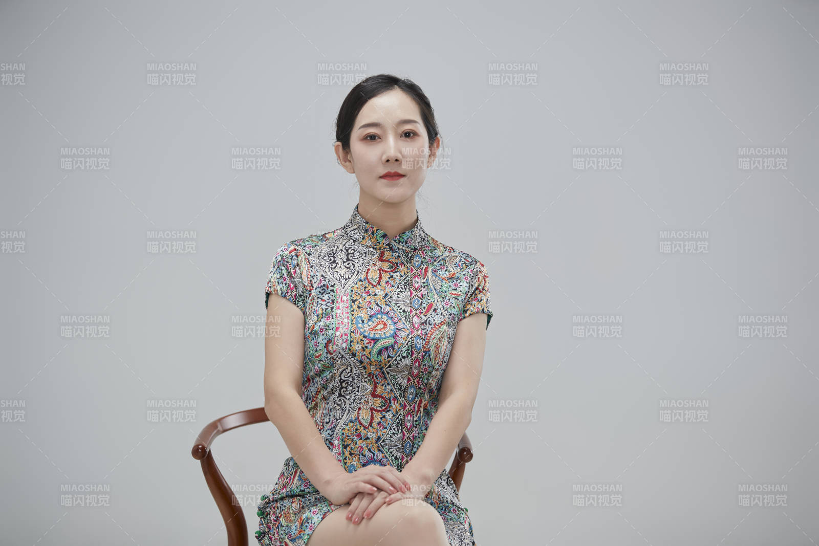 穿著中式旗袍的亞洲成年女性