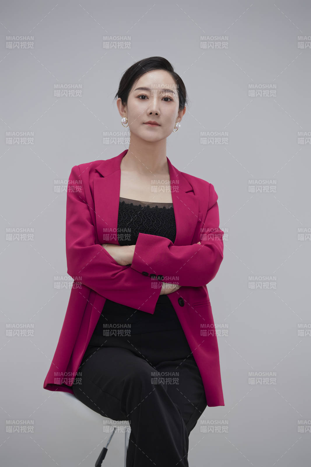 白色背景下職場職業成年女性經理人公關