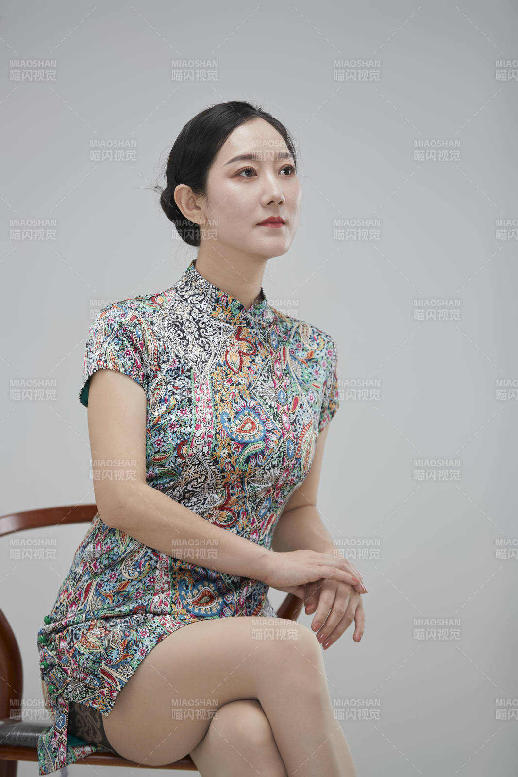 穿著中式旗袍的亞洲成年女性