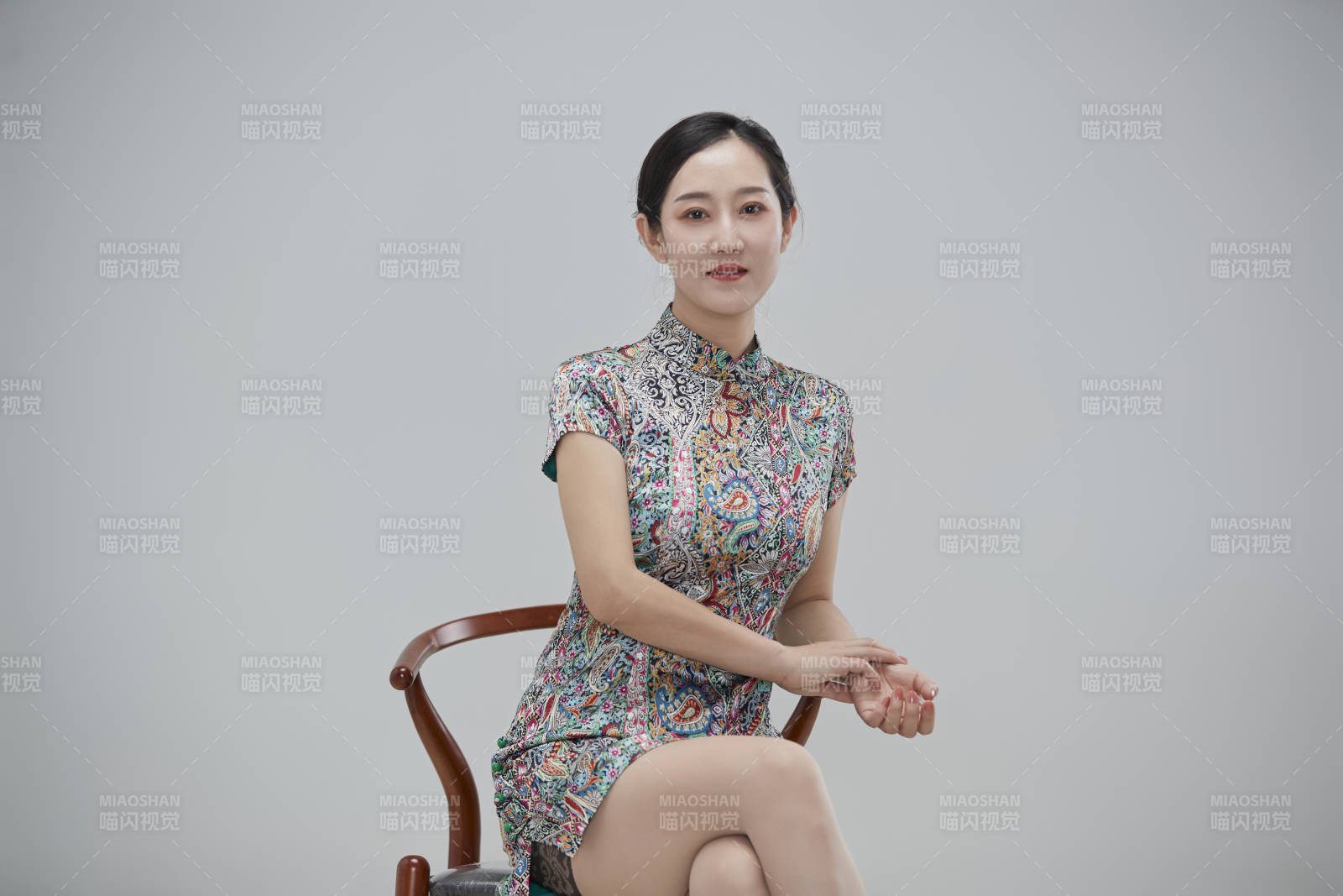 穿著中式旗袍的亞洲成年女性