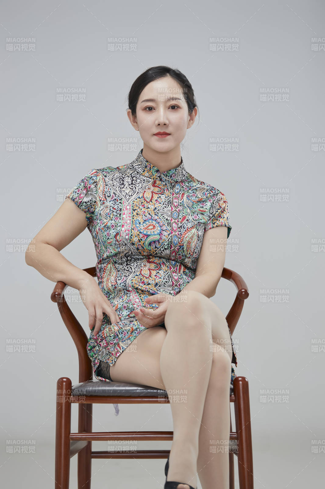 穿著中式旗袍的亞洲成年女性