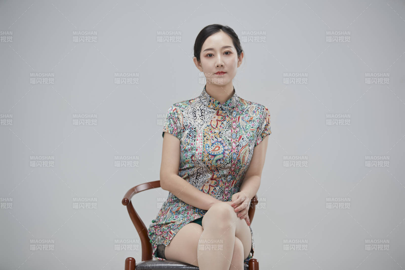 穿著中式旗袍的亞洲成年女性