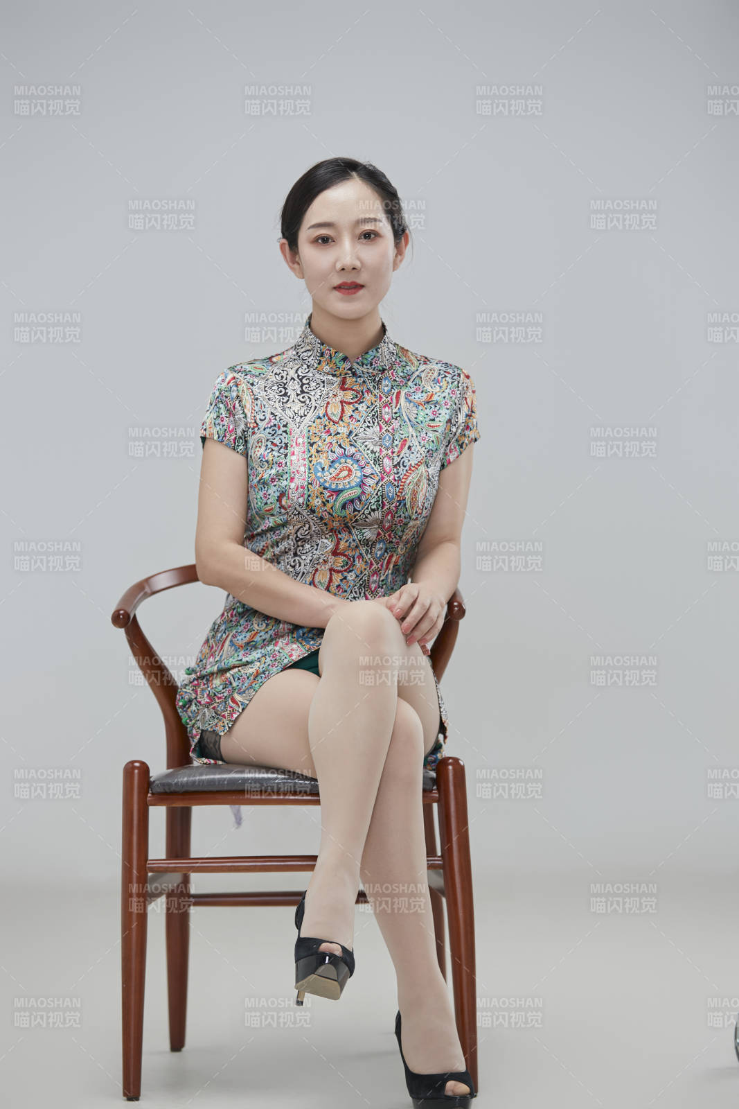 穿著中式旗袍的亞洲成年女性