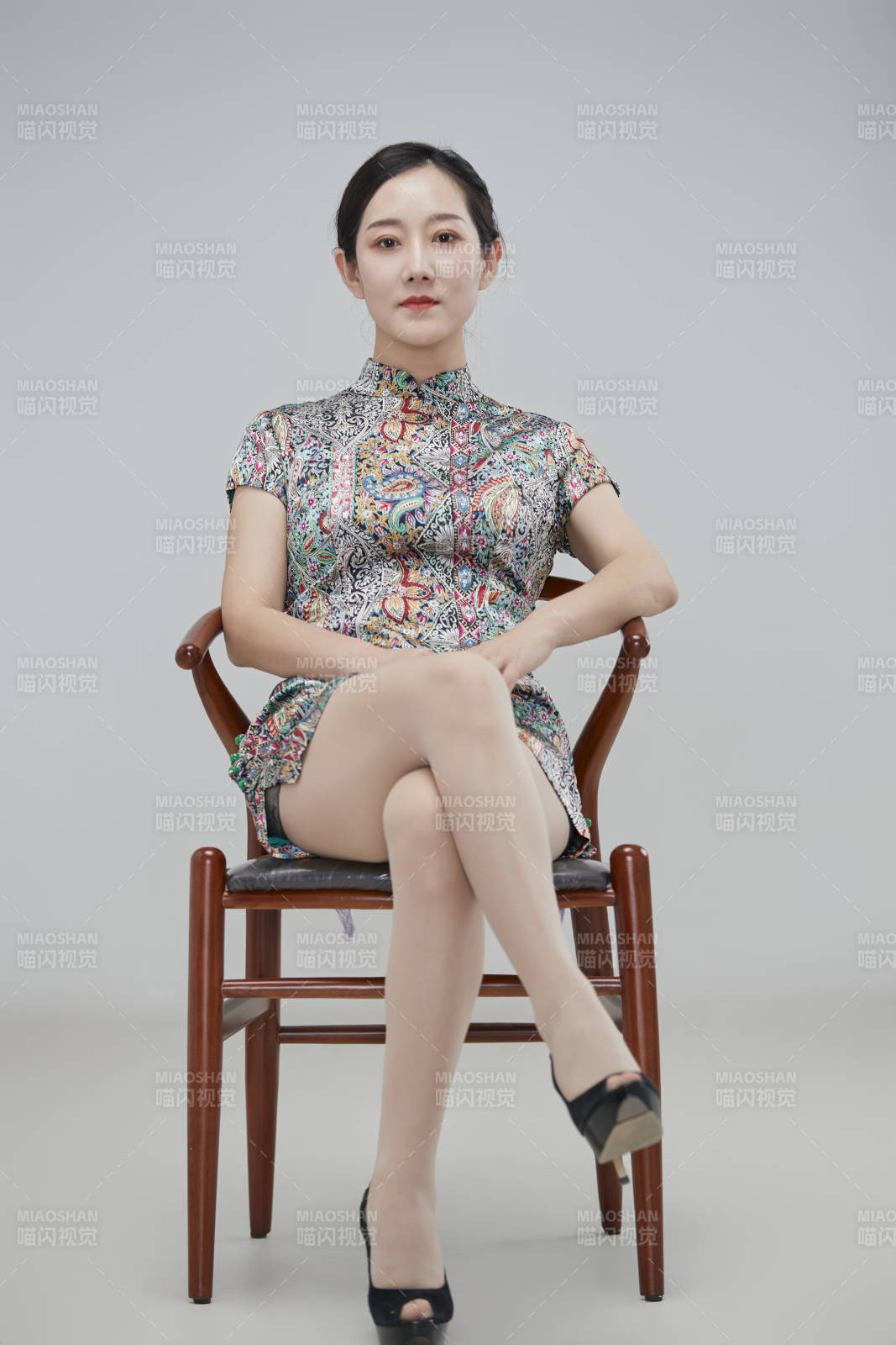 穿著中式旗袍的亞洲成年女性