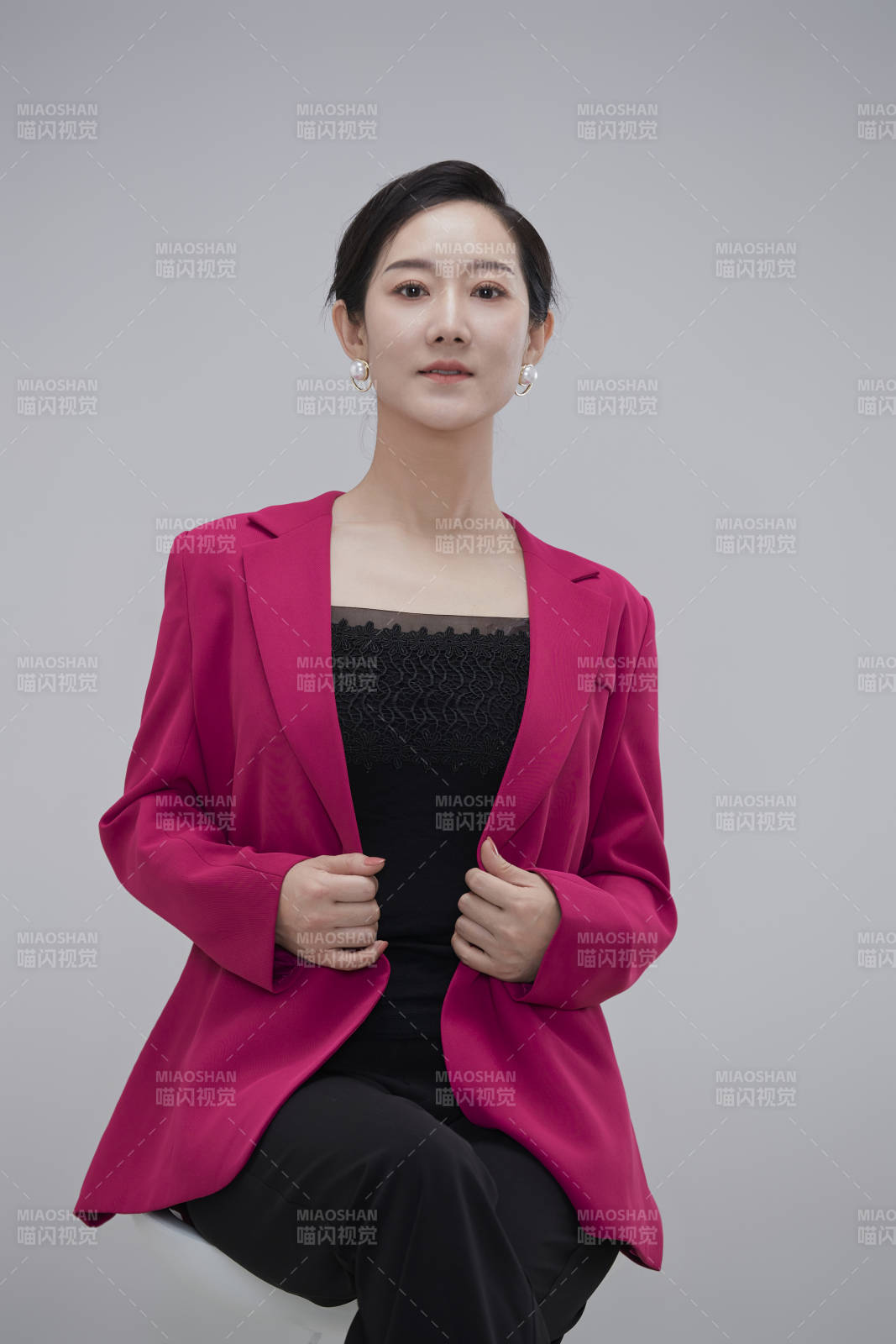 白色背景下職場職業成年女性經理人公關