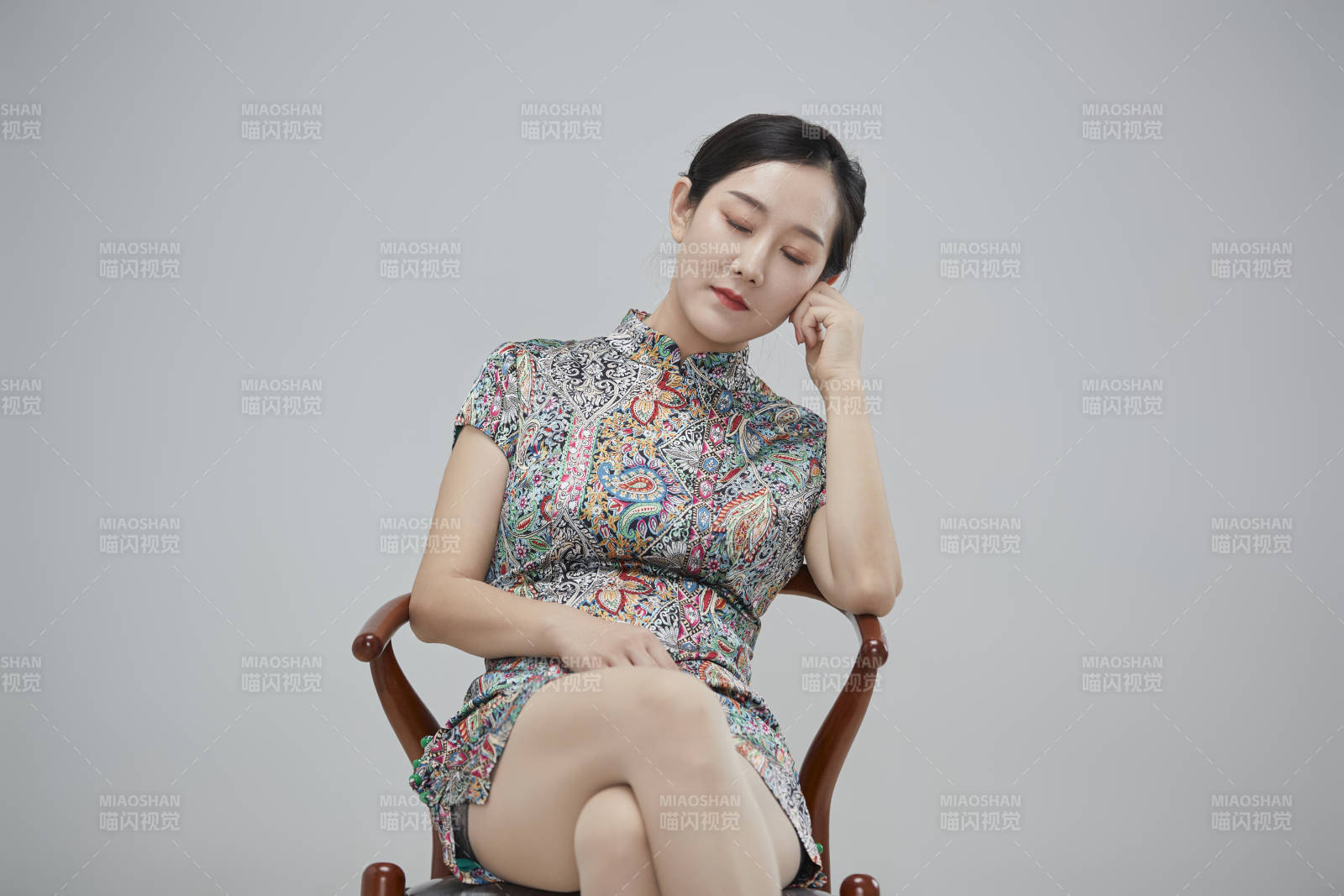 穿著中式旗袍的亞洲成年女性