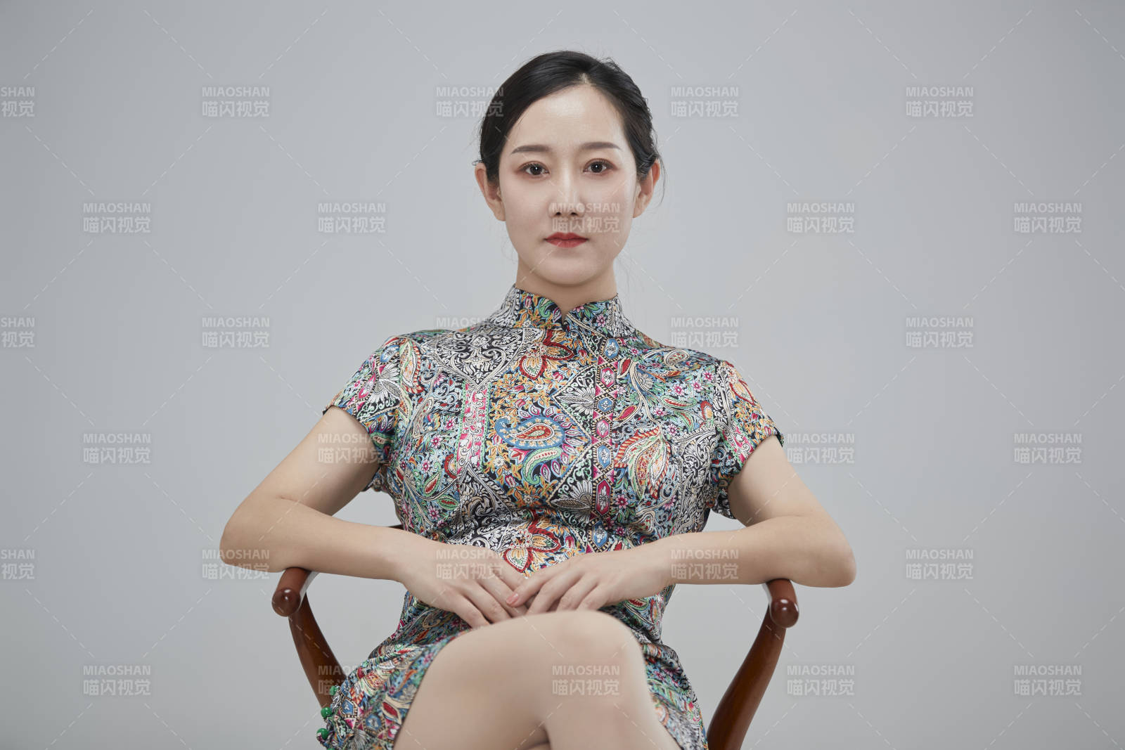 穿著中式旗袍的亞洲成年女性