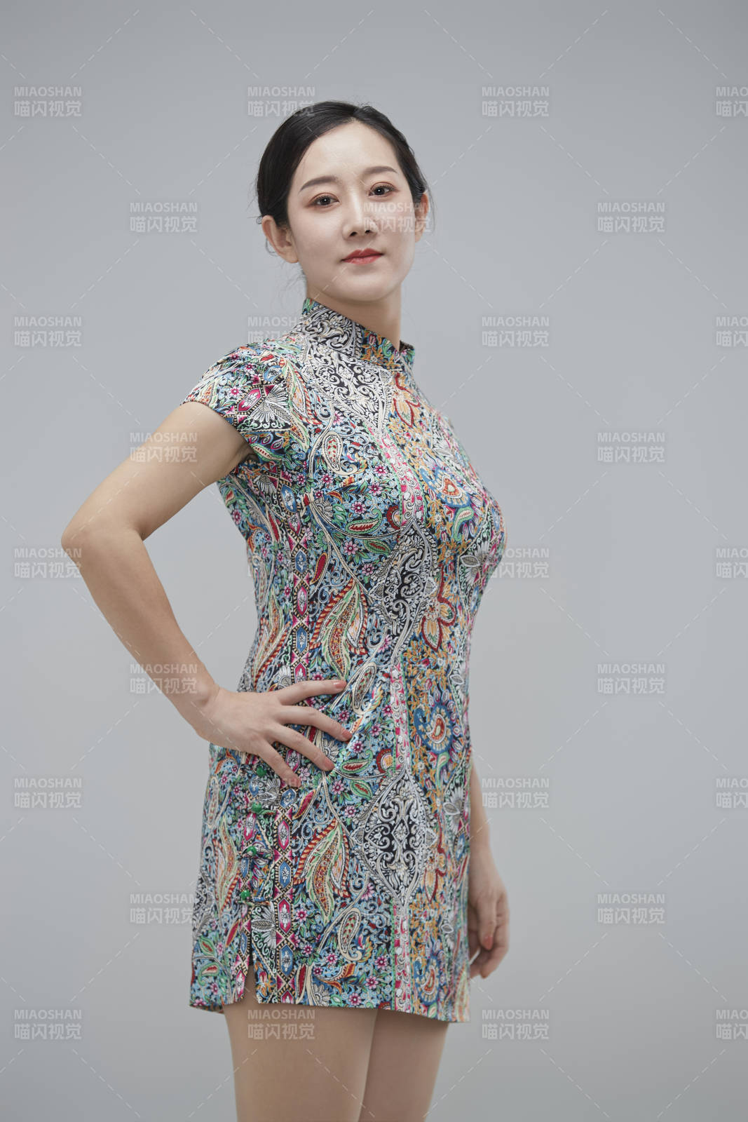 穿著中式旗袍的亞洲成年女性