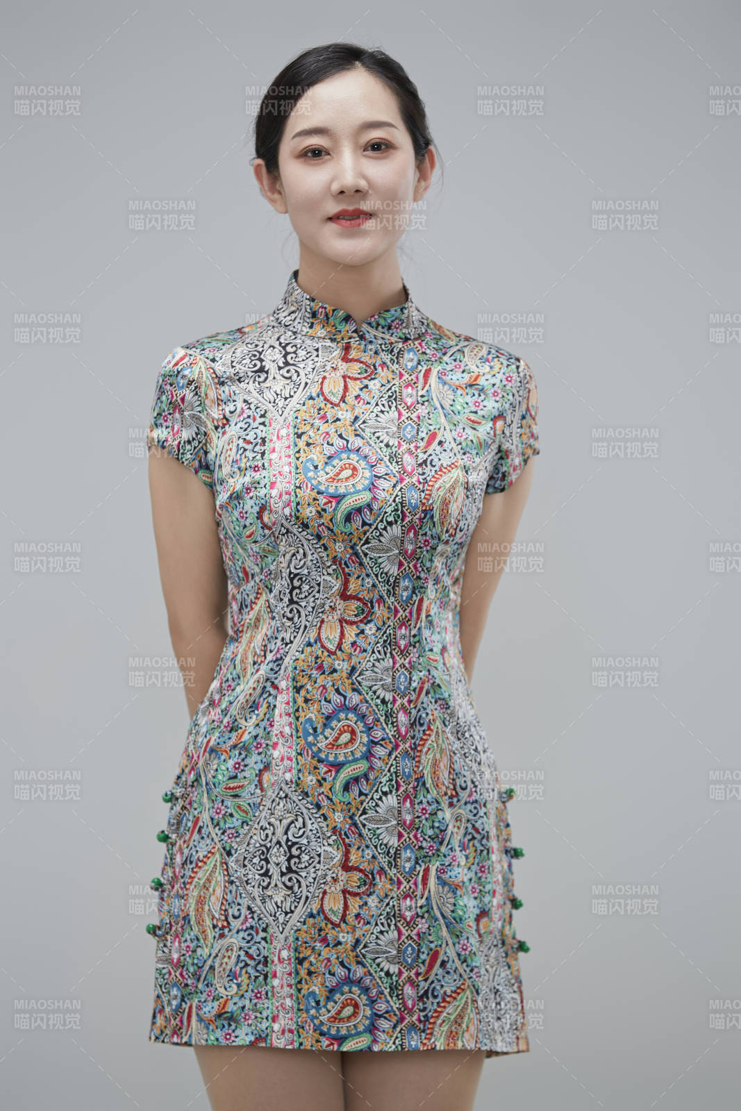 穿著中式旗袍的亞洲成年女性