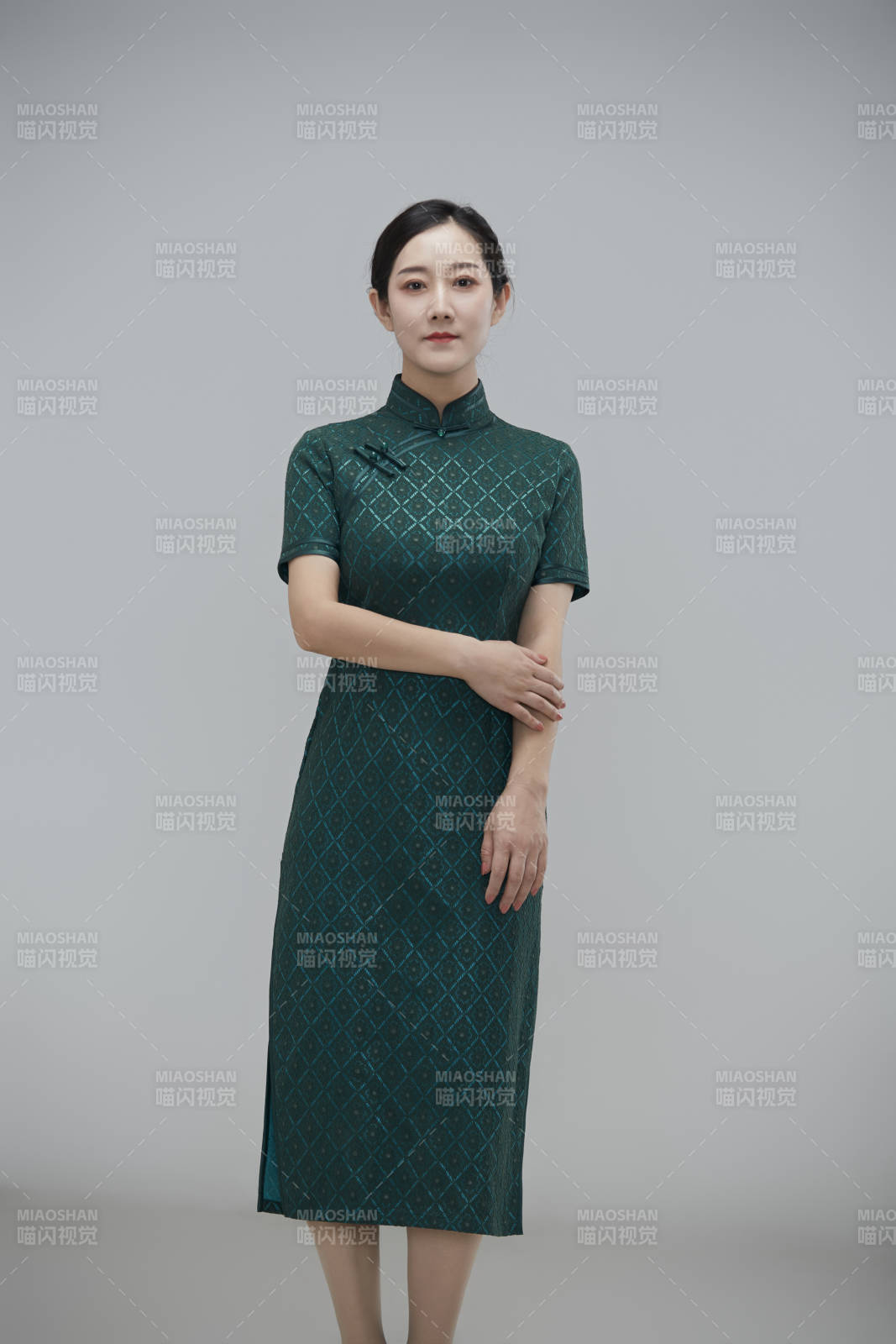 穿著中式旗袍的亞洲成年女性