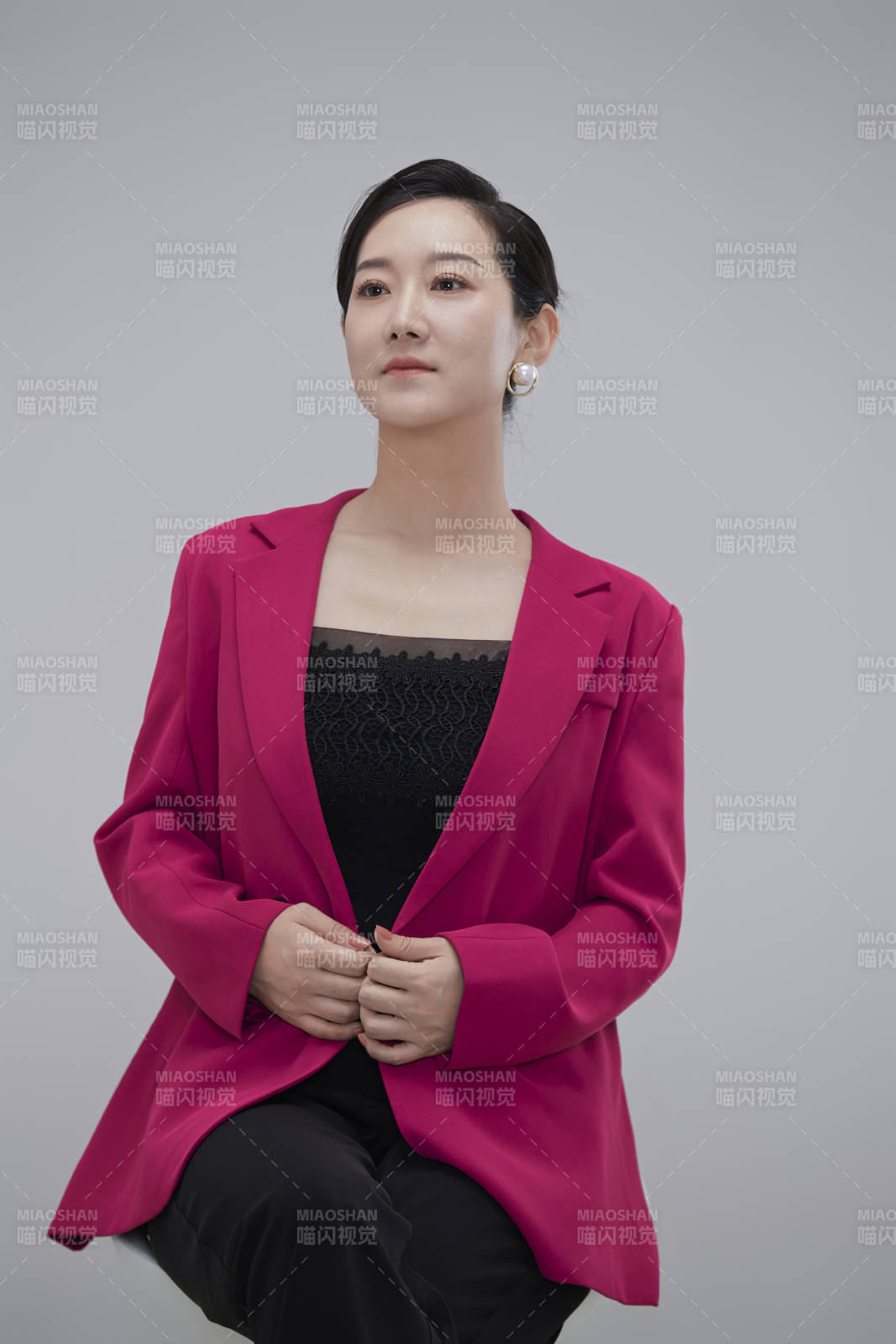 白色背景下職場職業(yè)成年女性經(jīng)理人公關(guān)