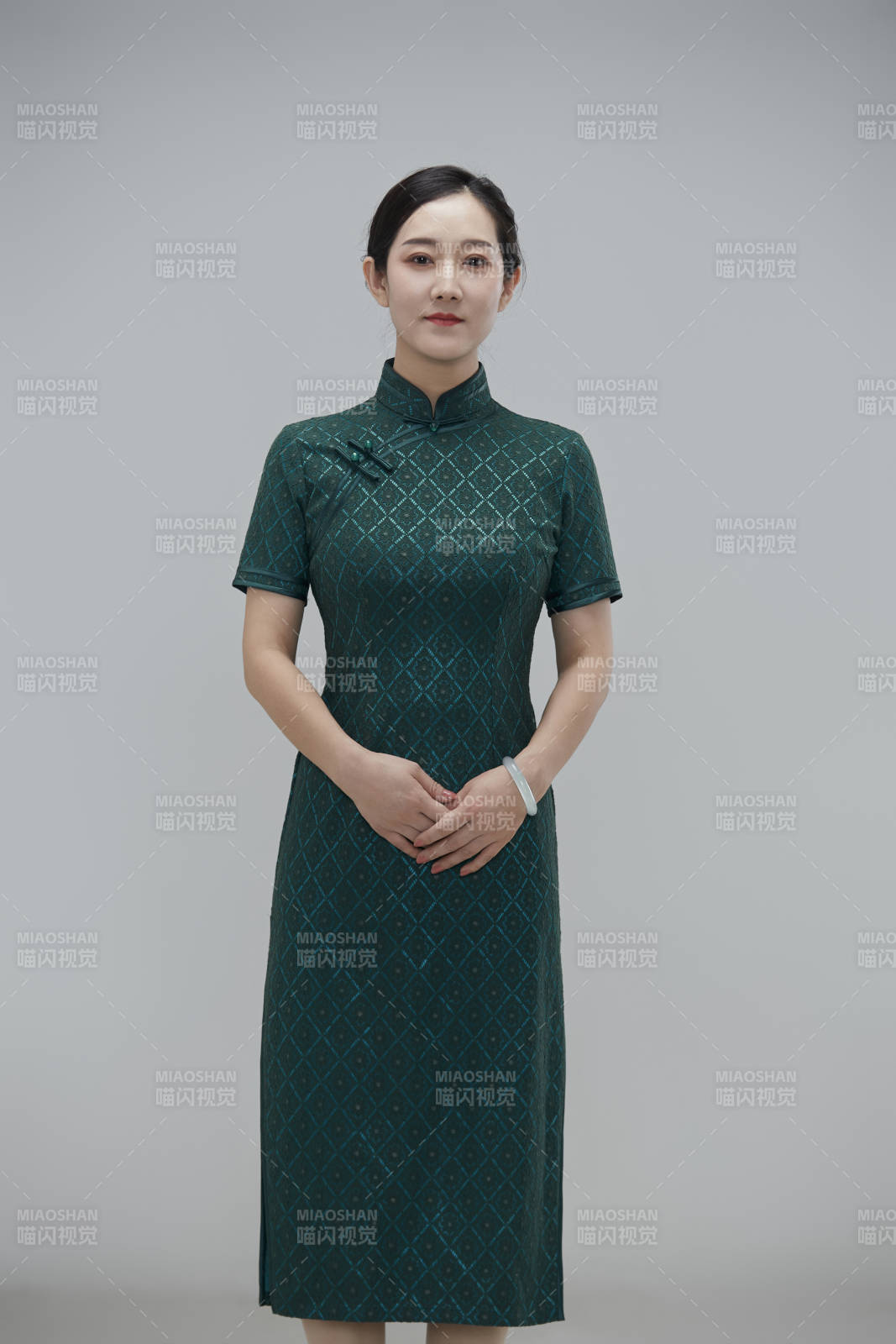 穿著中式旗袍的亞洲成年女性