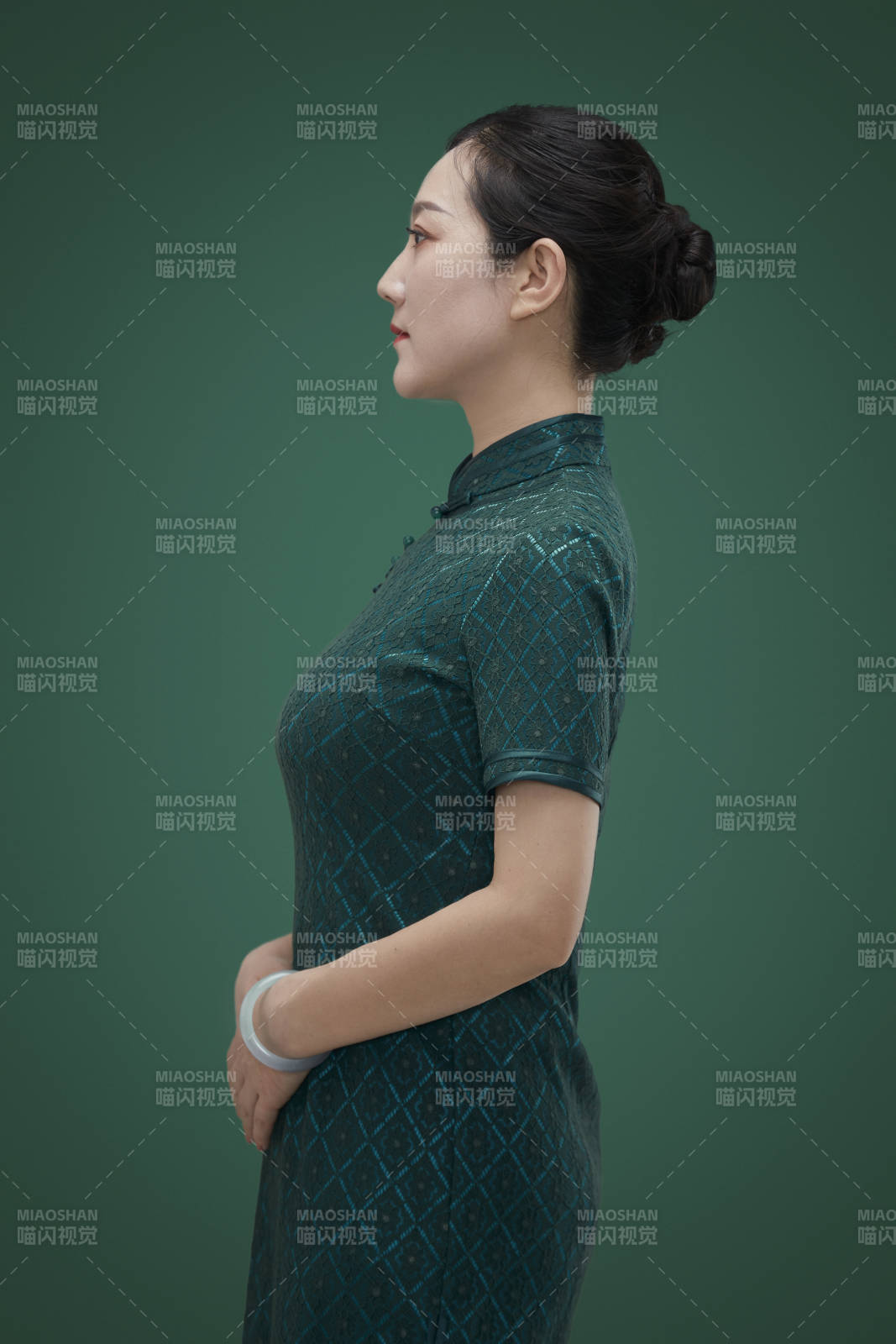 穿著中式旗袍的亞洲成年女性