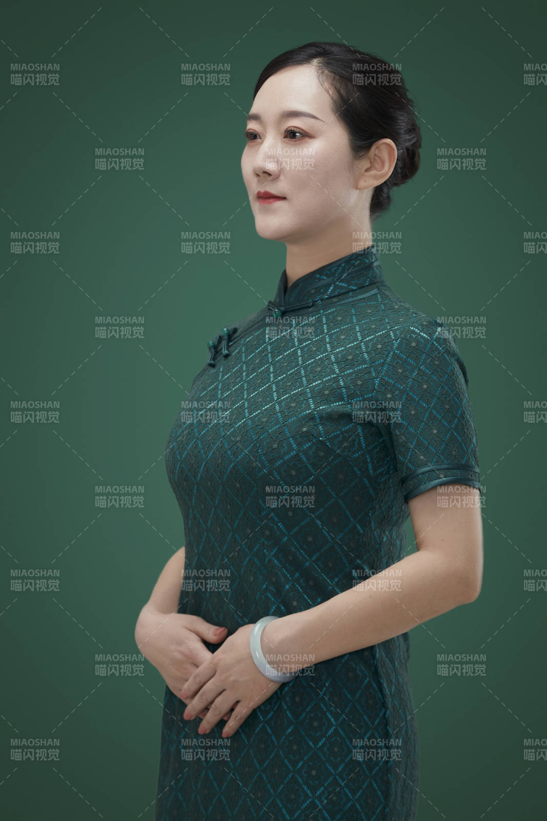 穿著中式旗袍的亞洲成年女性