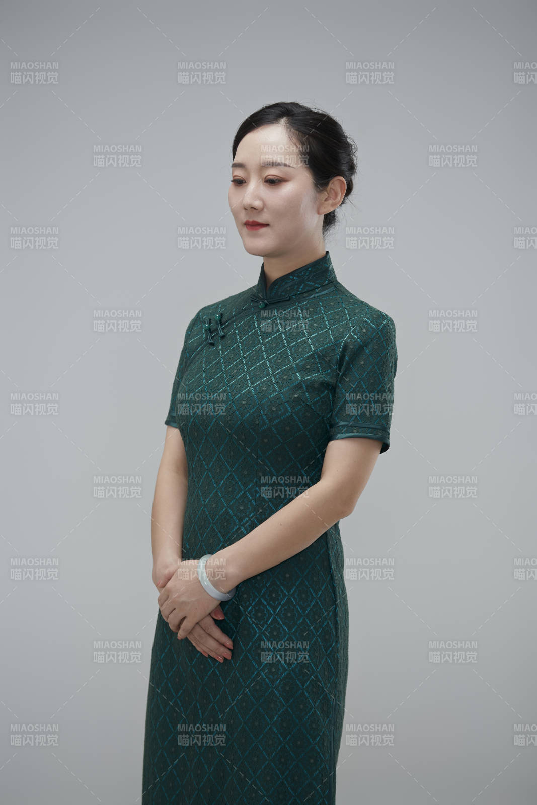 穿著中式旗袍的亞洲成年女性