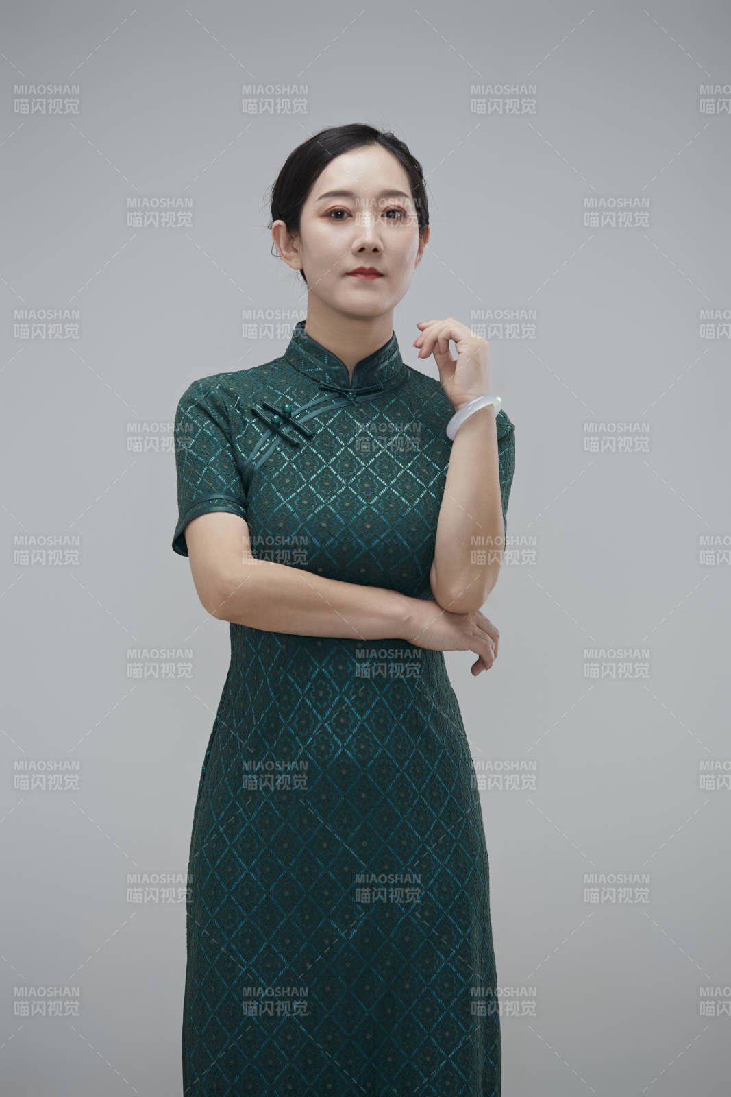 穿著中式旗袍的亞洲成年女性