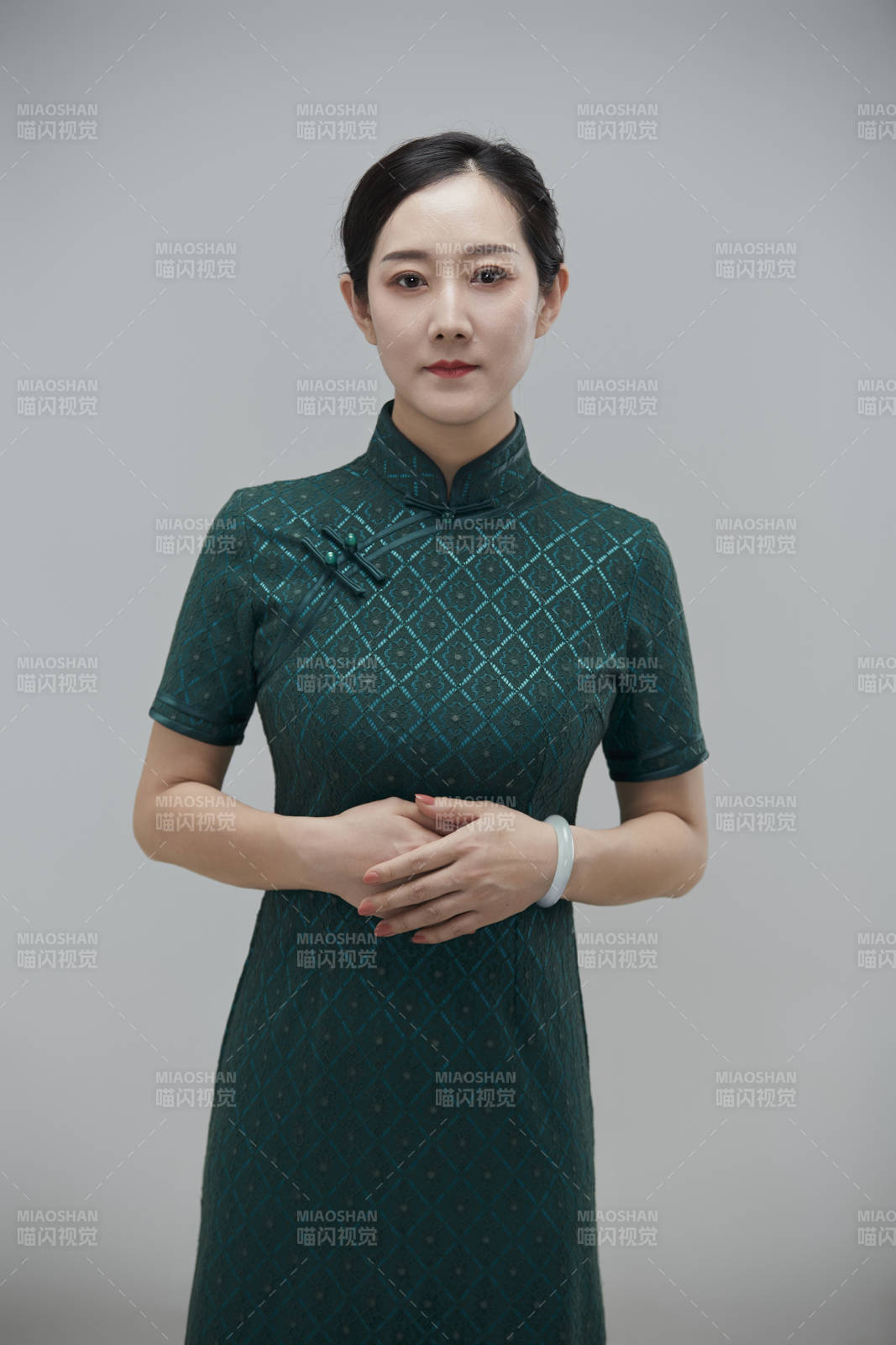 穿著中式旗袍的亞洲成年女性