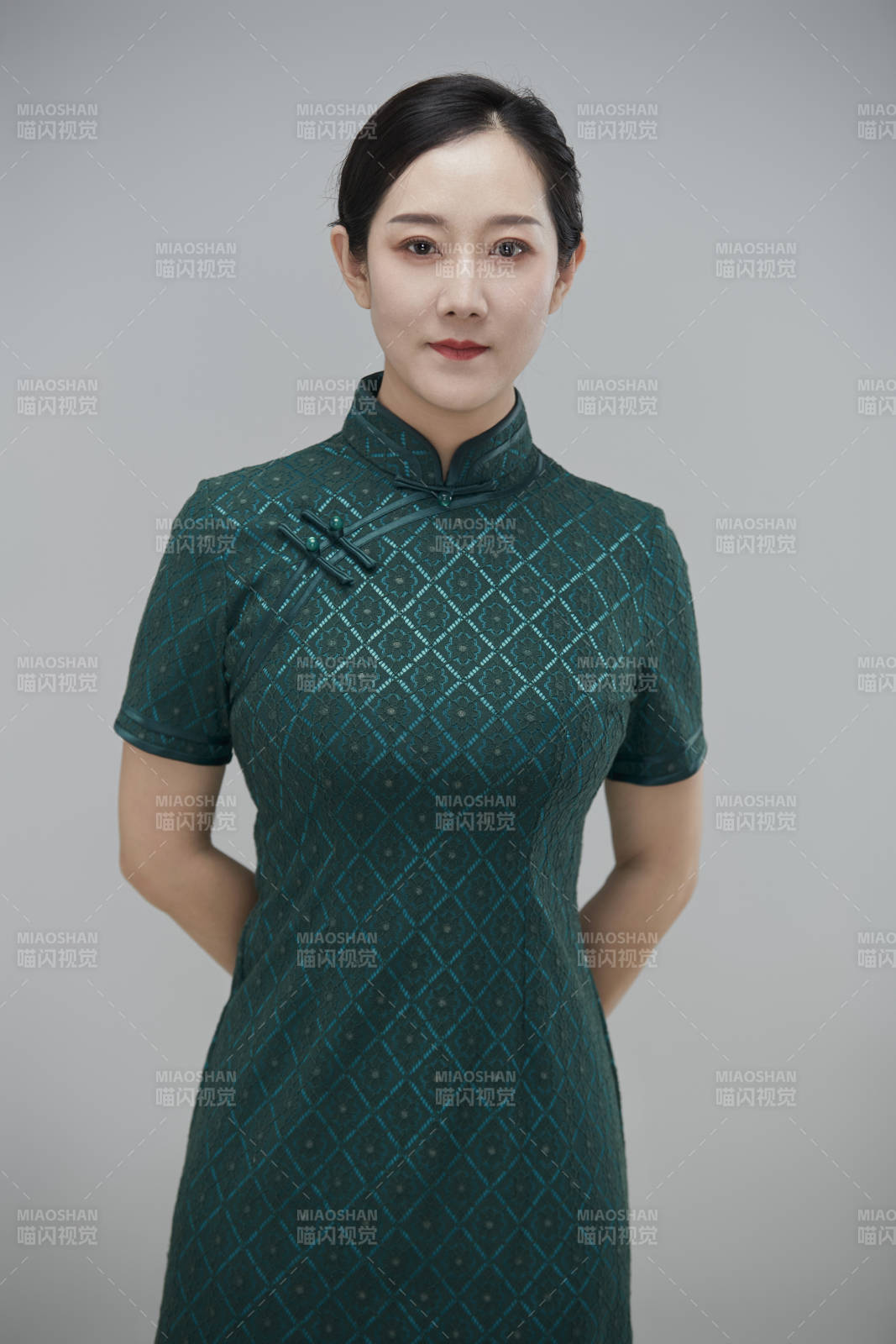 穿著中式旗袍的亞洲成年女性