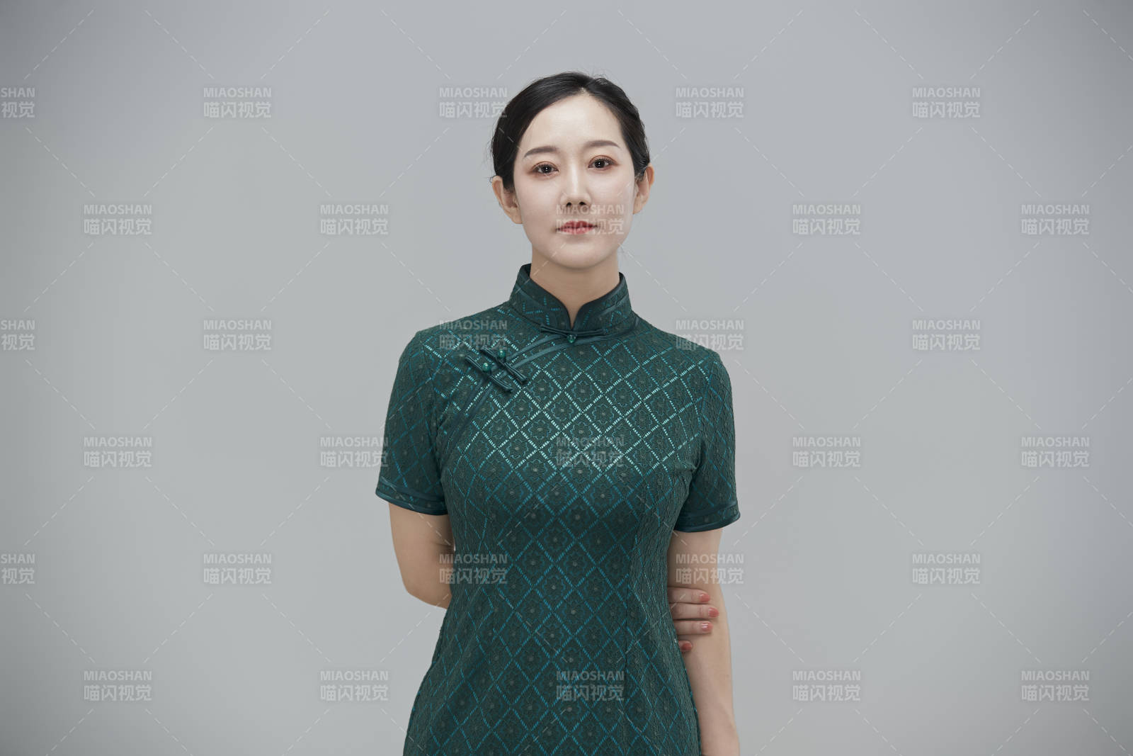 穿著中式旗袍的亞洲成年女性