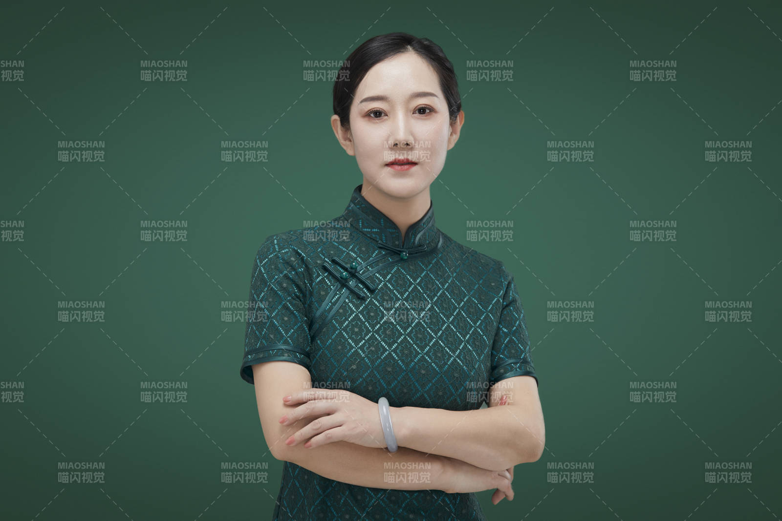 穿著中式旗袍的亞洲成年女性