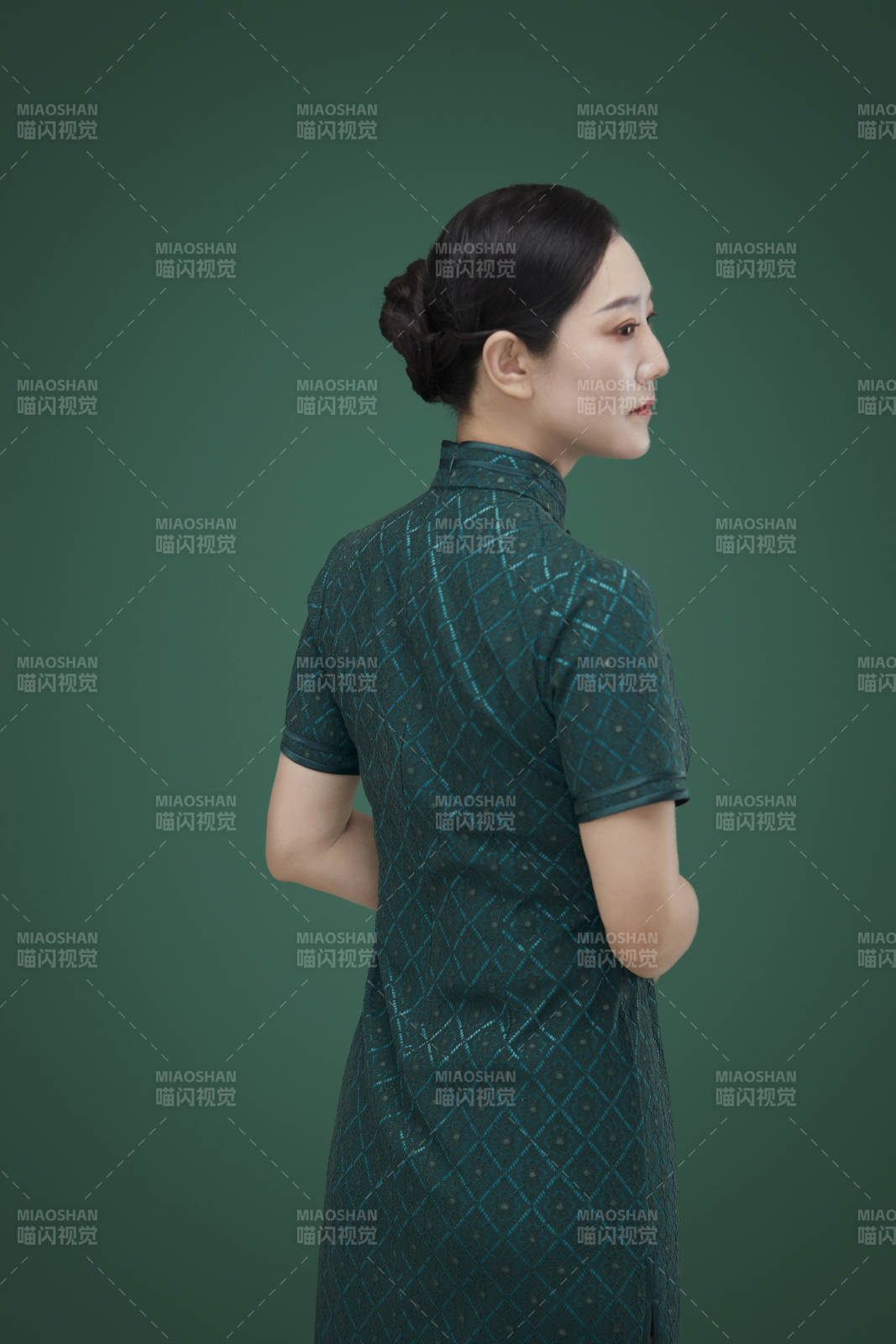 穿著中式旗袍的亞洲成年女性