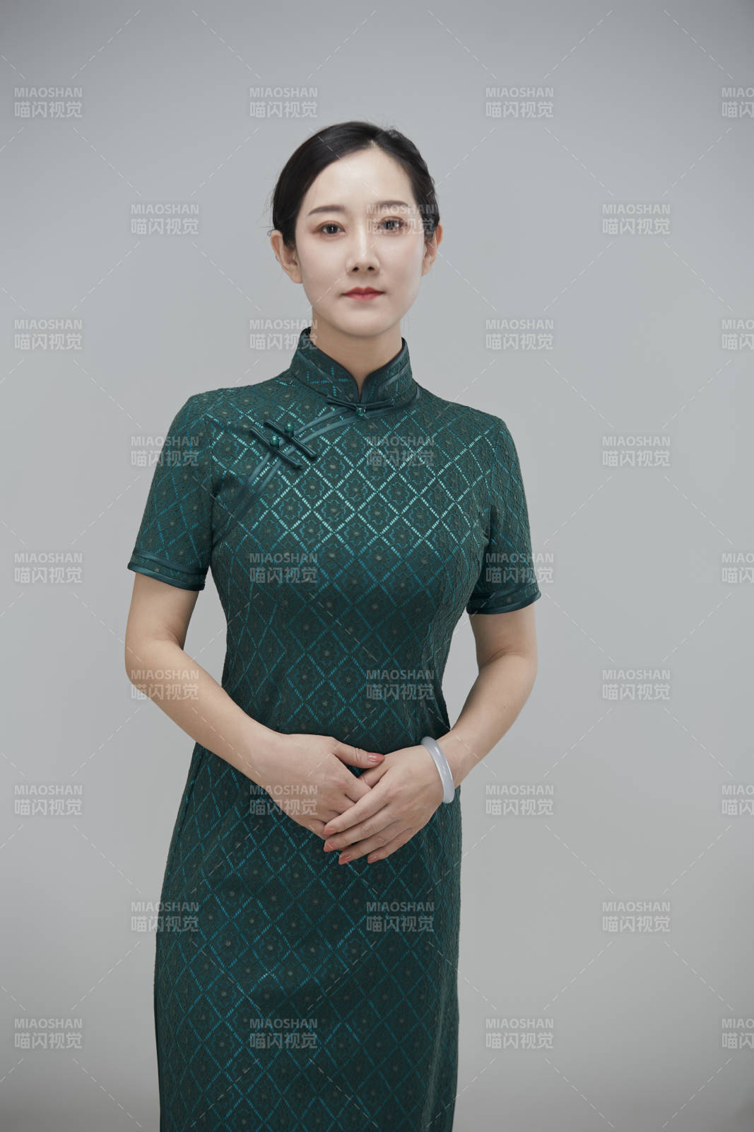 穿著中式旗袍的亞洲成年女性