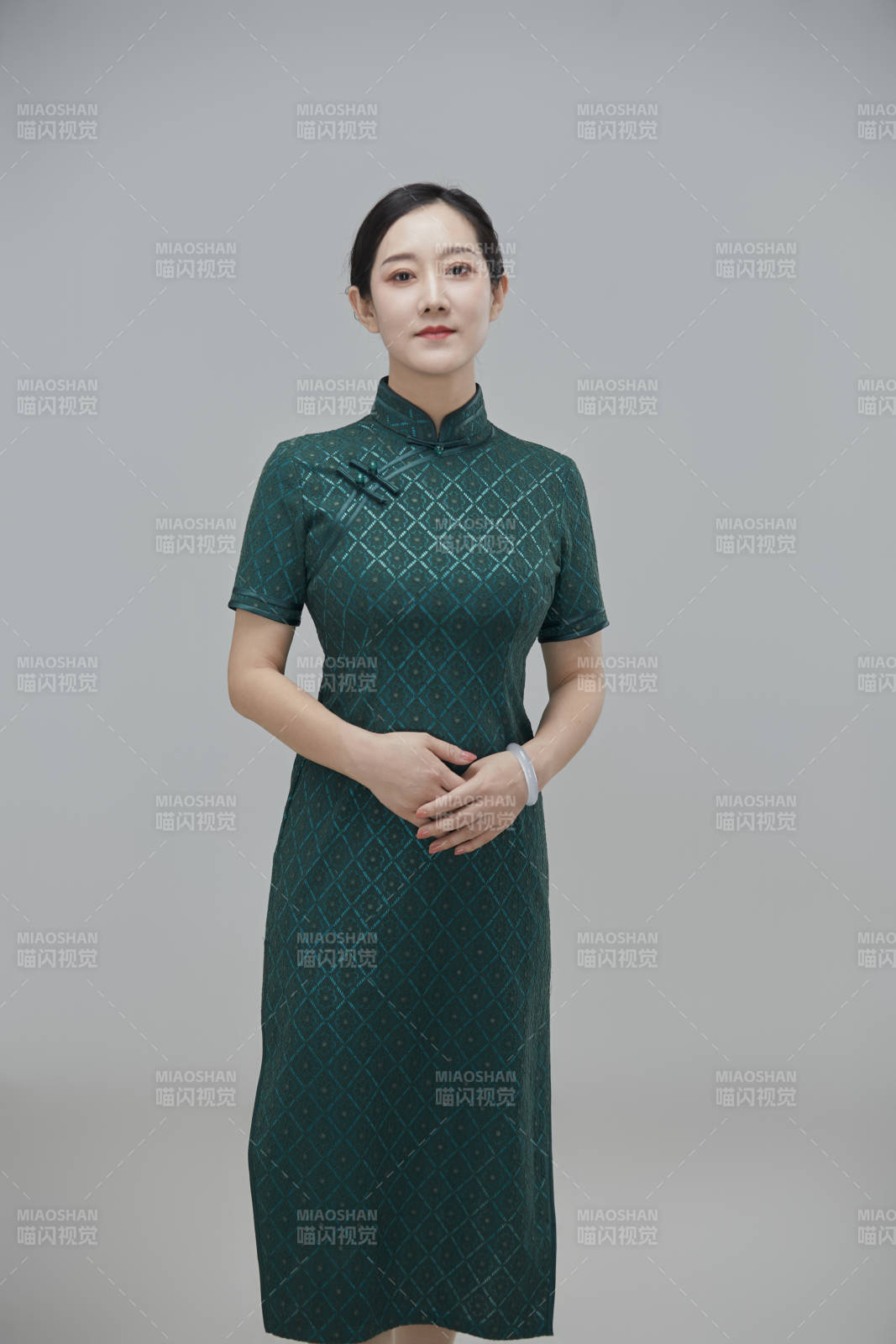 穿著中式旗袍的亞洲成年女性