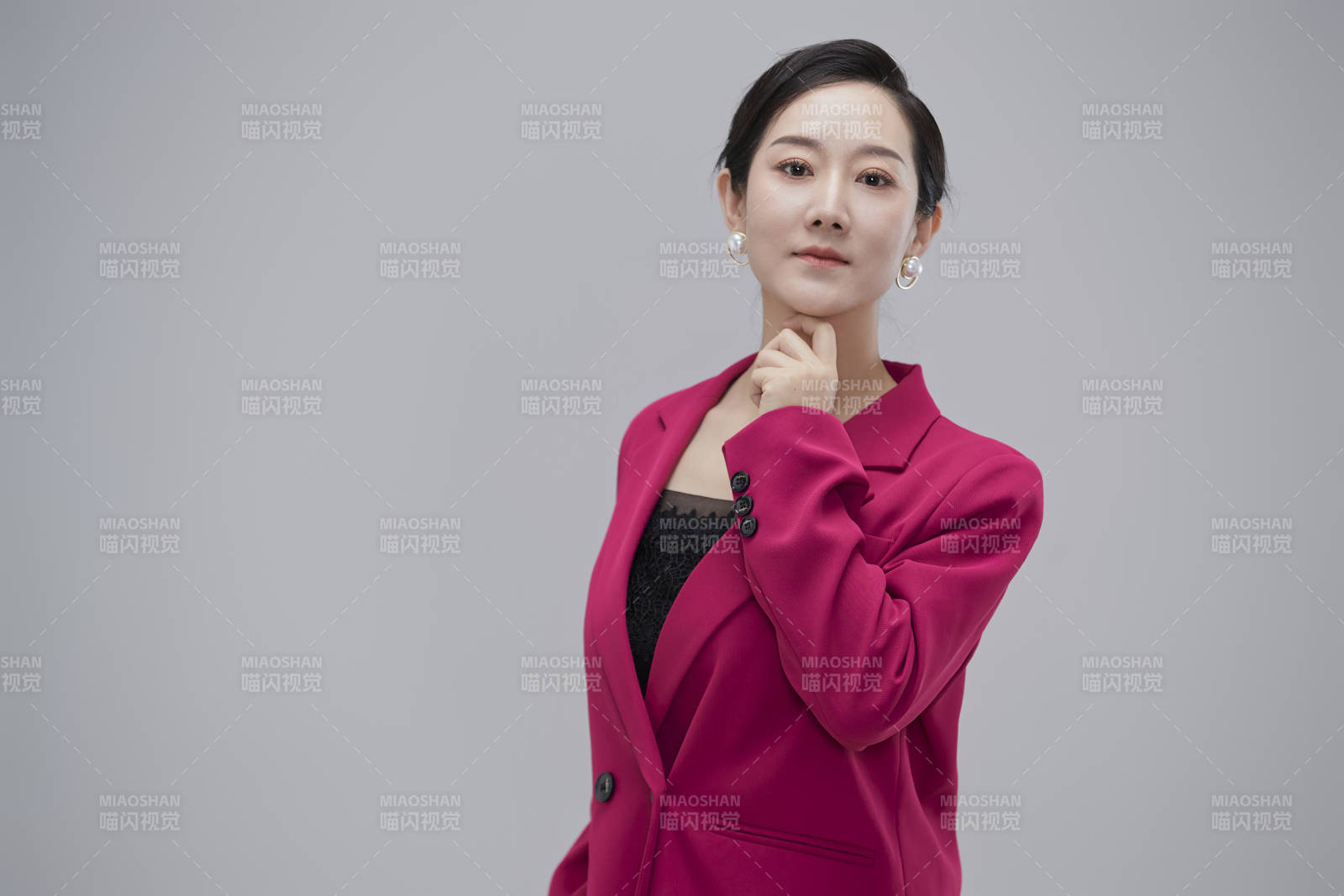 白色背景下職場職業成年女性經理人公關