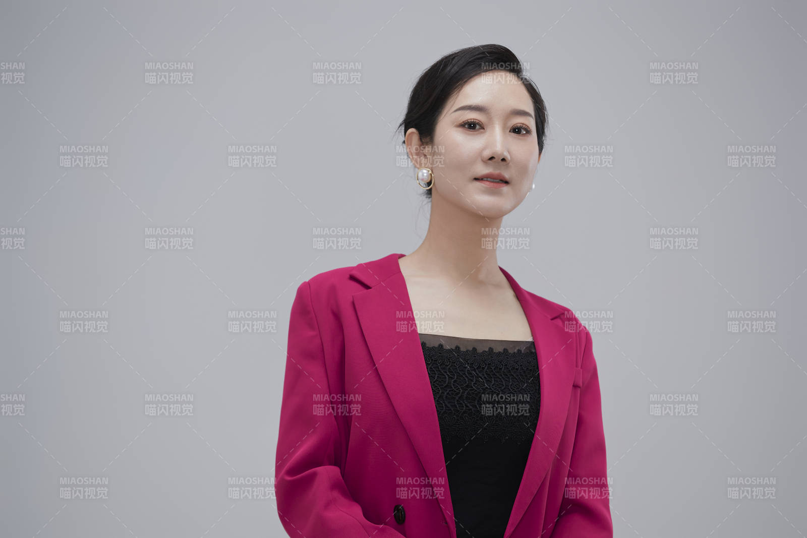 白色背景下職場職業成年女性經理人公關